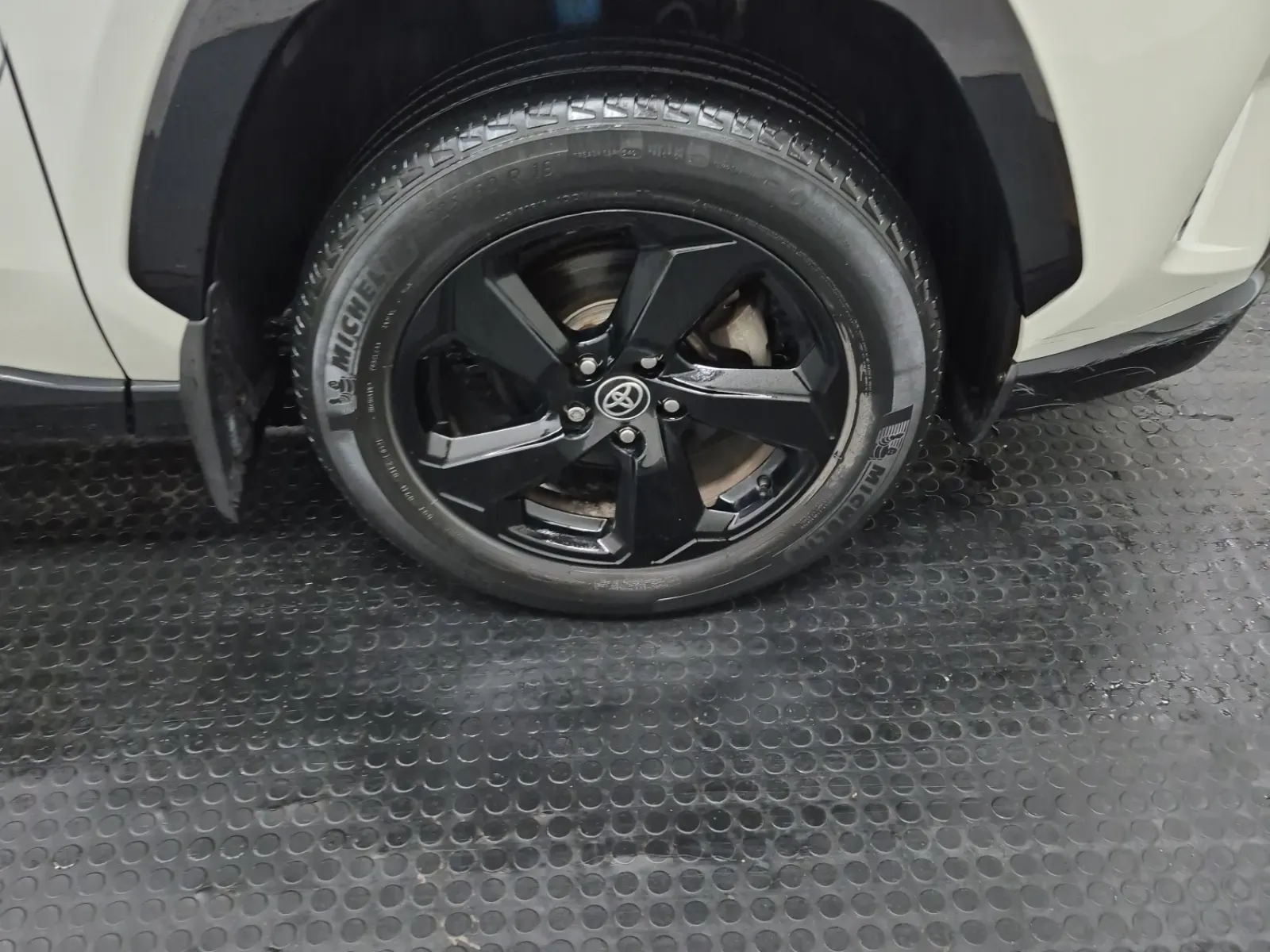 Right Front Wheel/Tire Photo