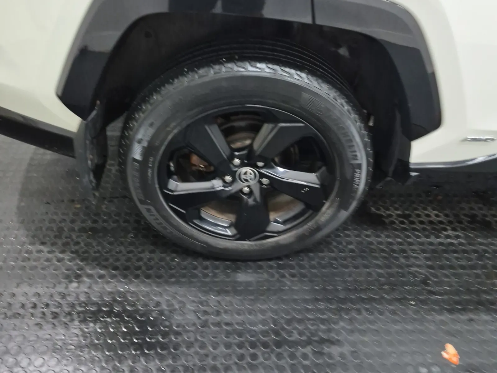 Right Rear Wheel/Tire Photo