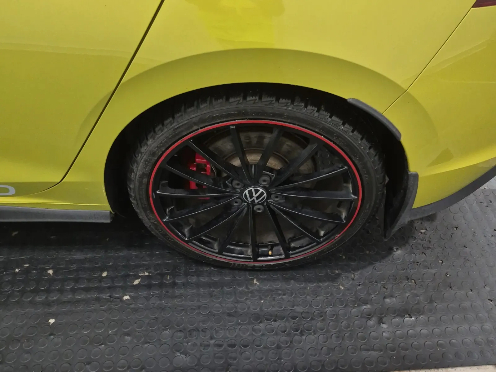 Left Rear Wheel/Tire Photo