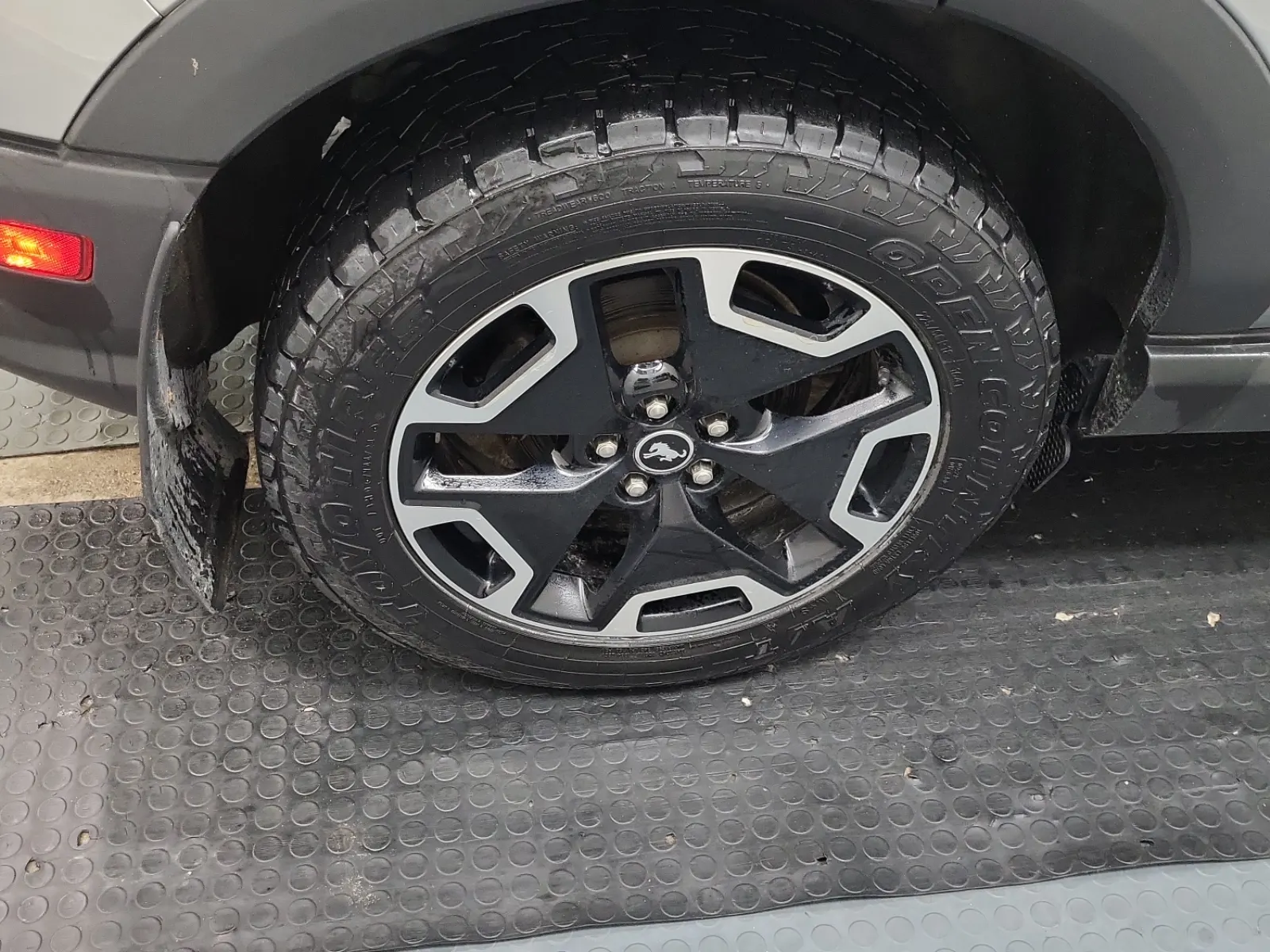 Right Rear Wheel/Tire Photo