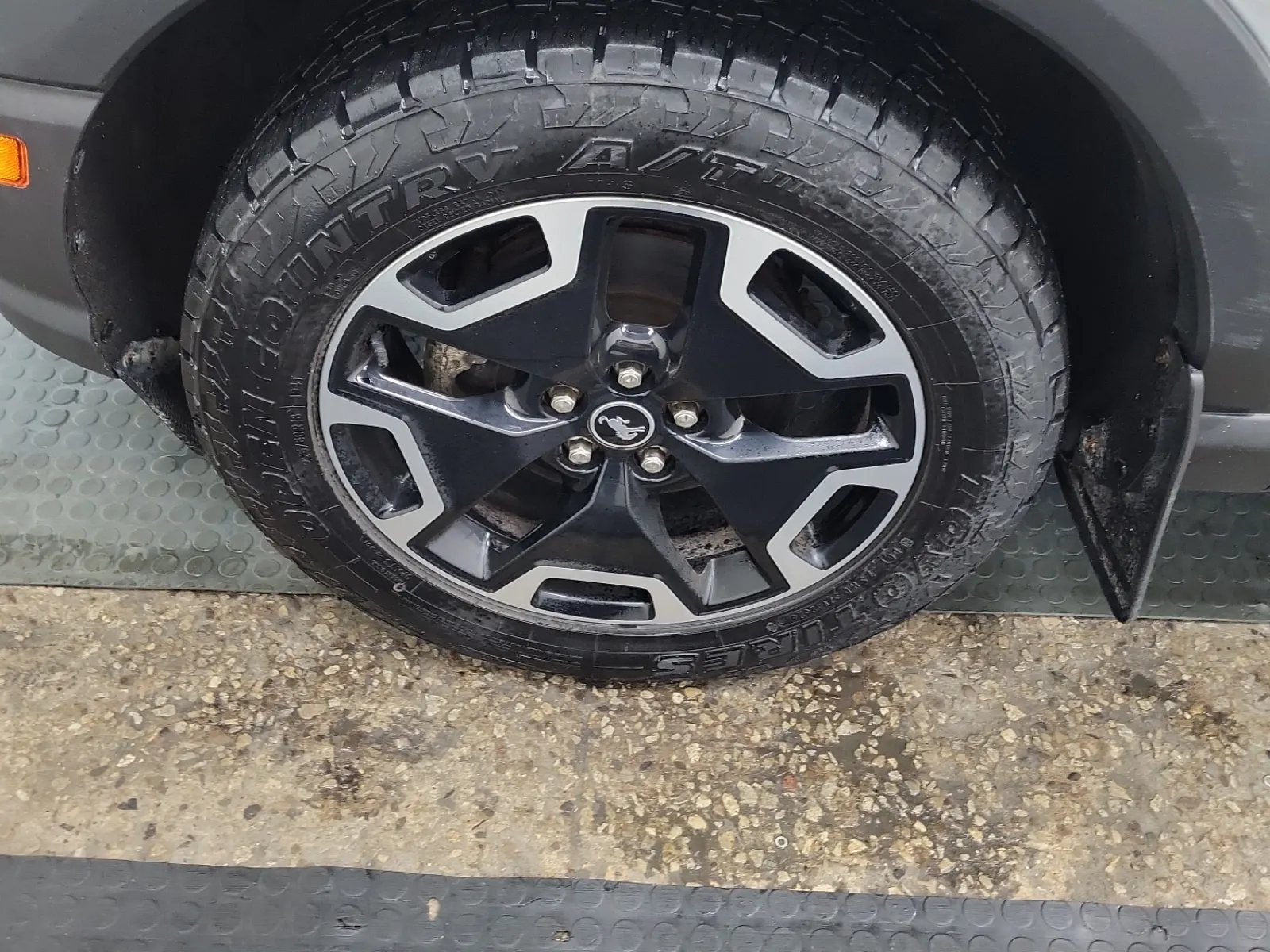Front driver wheel/tire photo