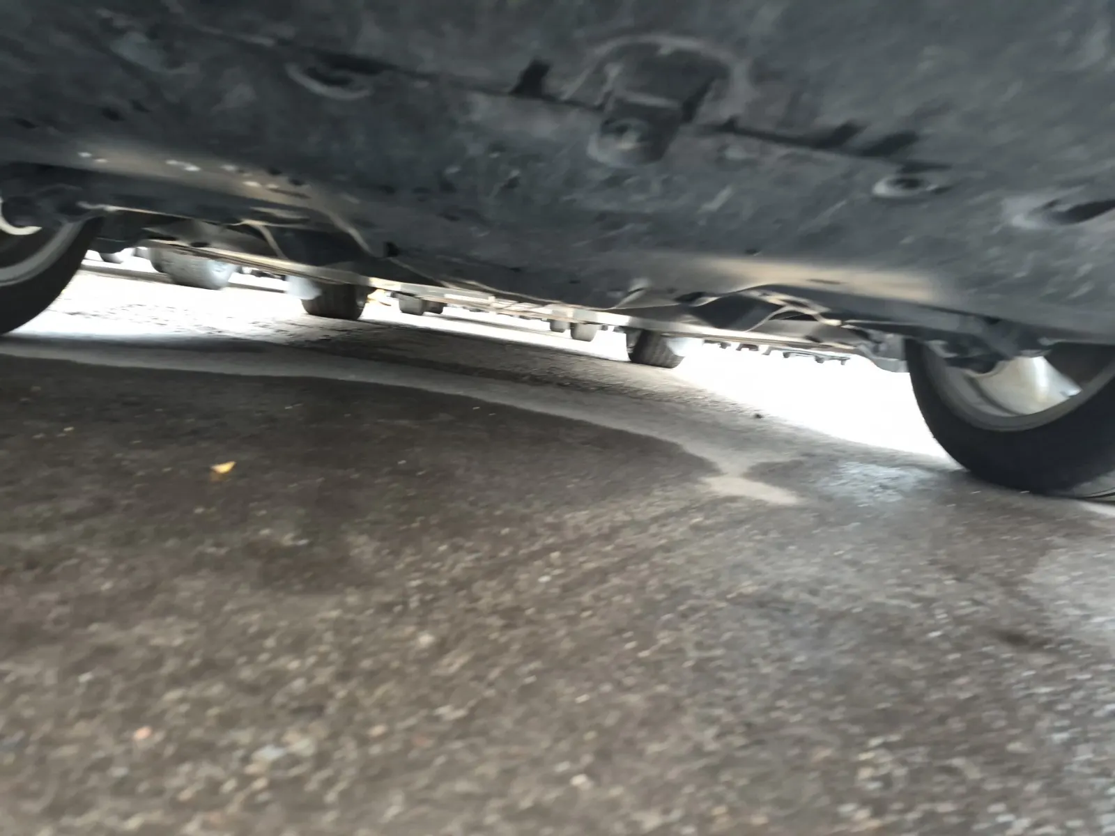 Undercarriage - Rear Photo