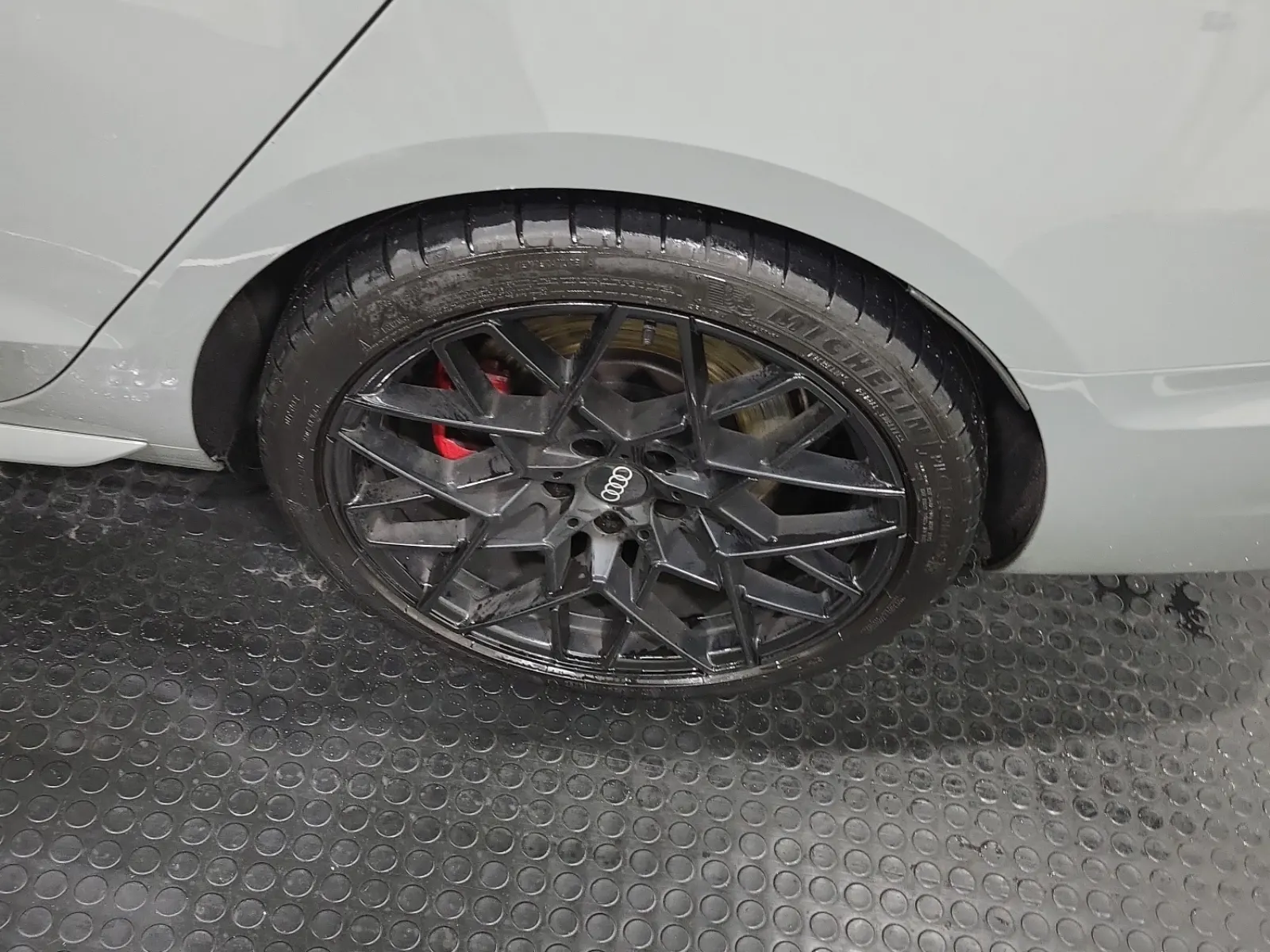 Left Rear Wheel/Tire Photo