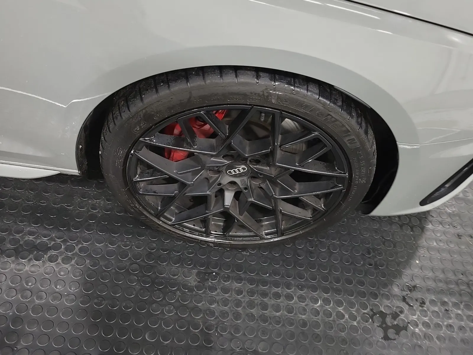 Right Front Wheel/Tire Photo