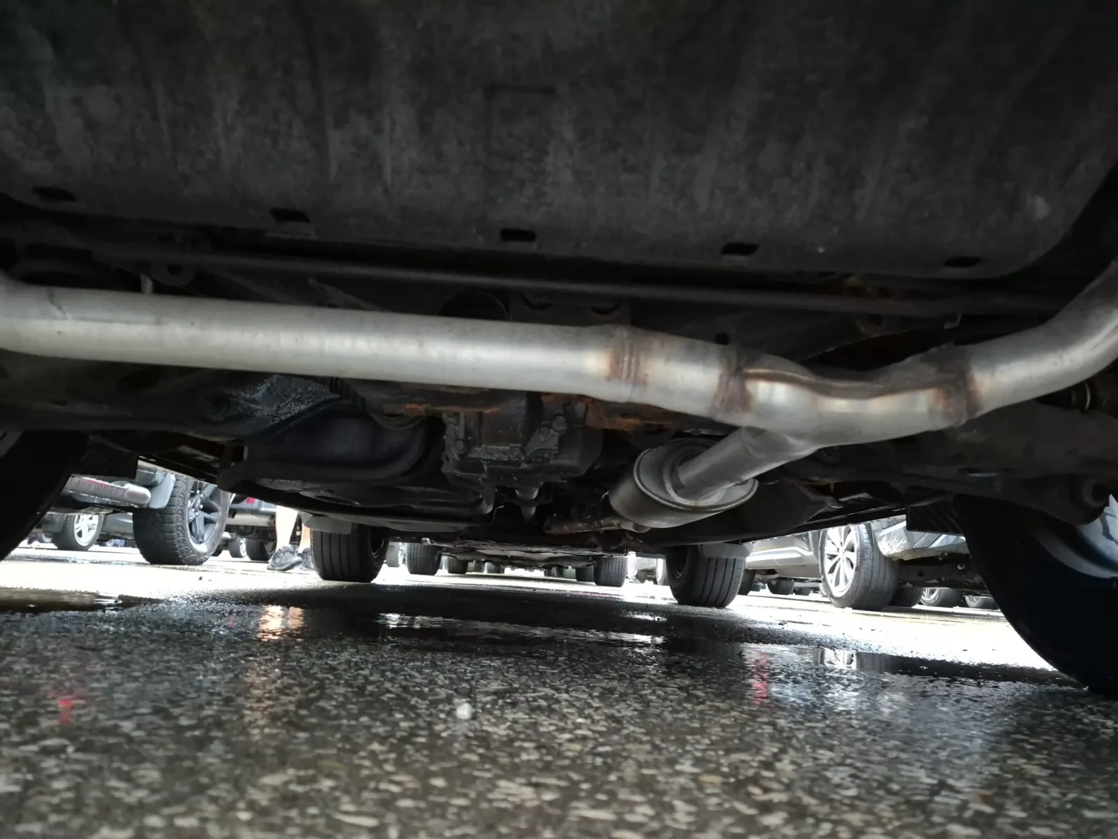Undercarriage - Rear Photo