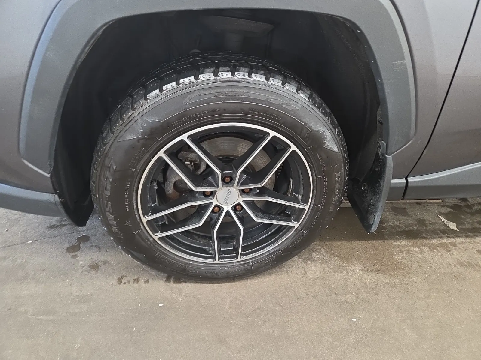 Front driver wheel/tire photo