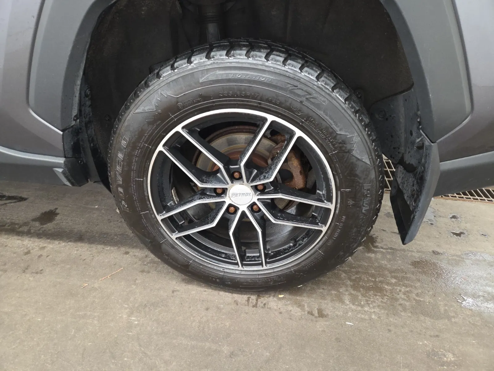 Left Rear Wheel/Tire Photo