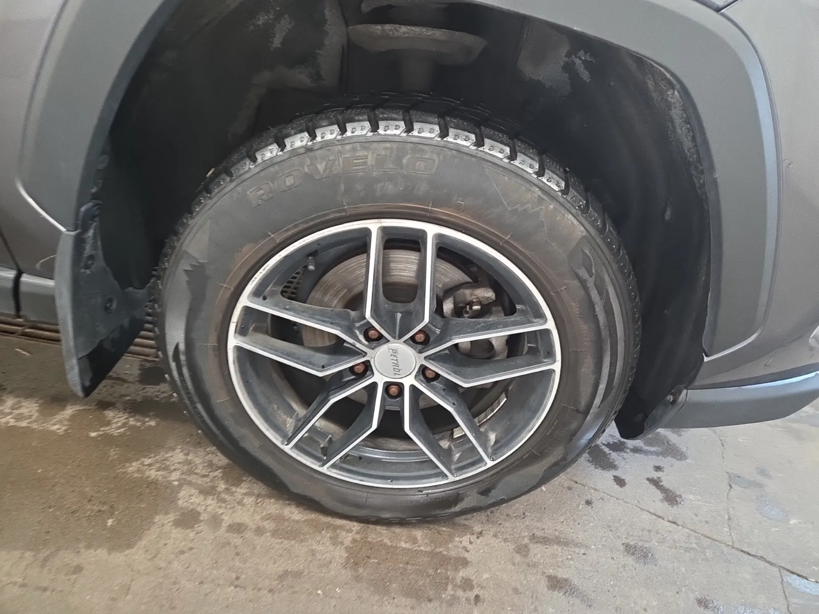 Right Front Wheel/Tire Photo