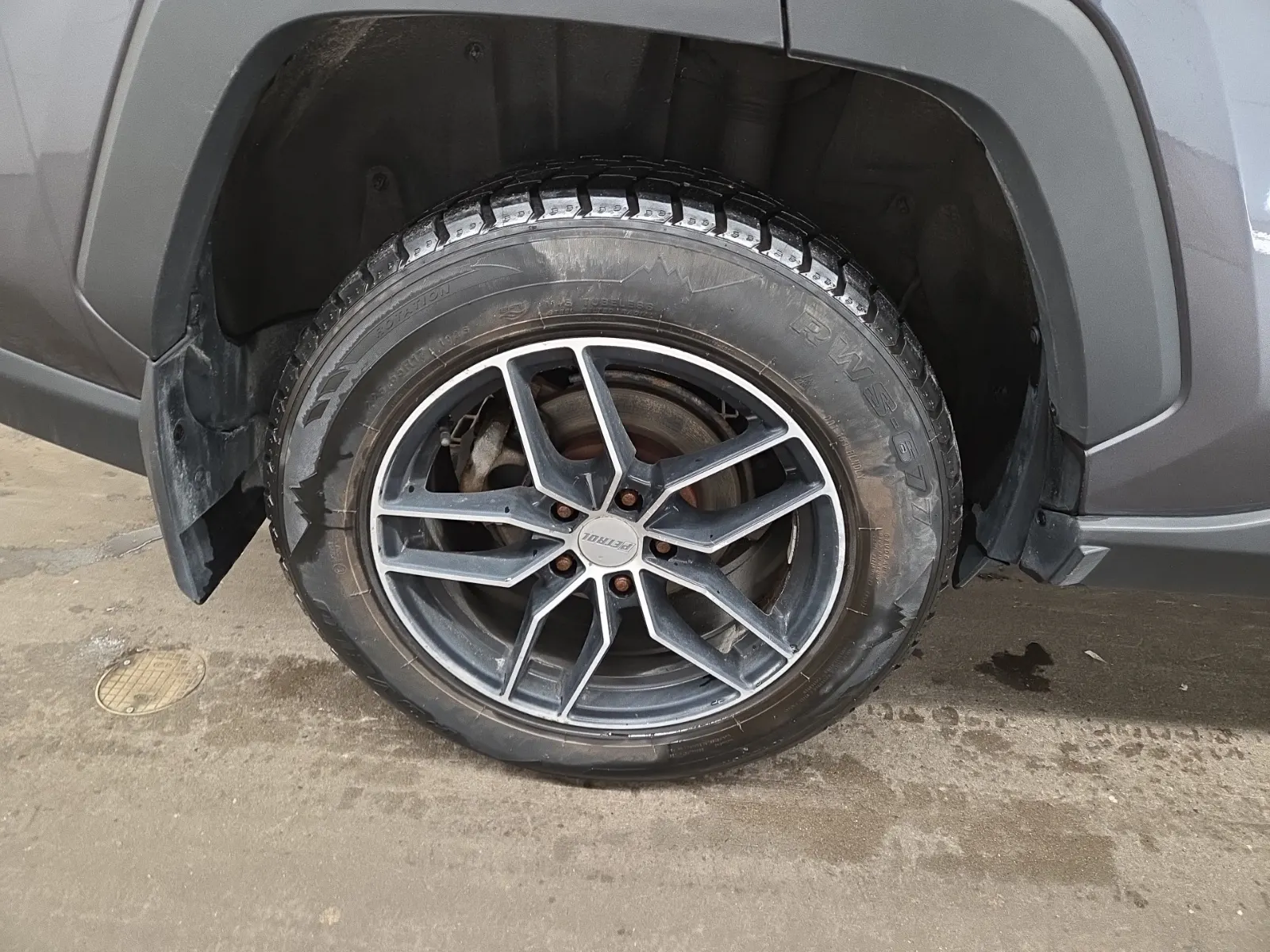 Right Rear Wheel/Tire Photo
