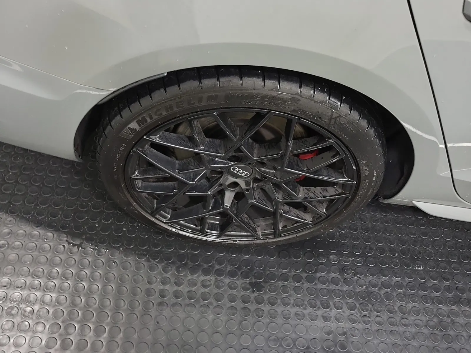 Right Rear Wheel/Tire Photo