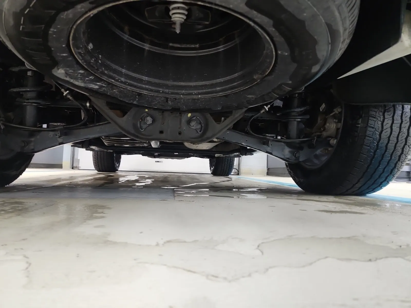 Undercarriage - Rear Photo