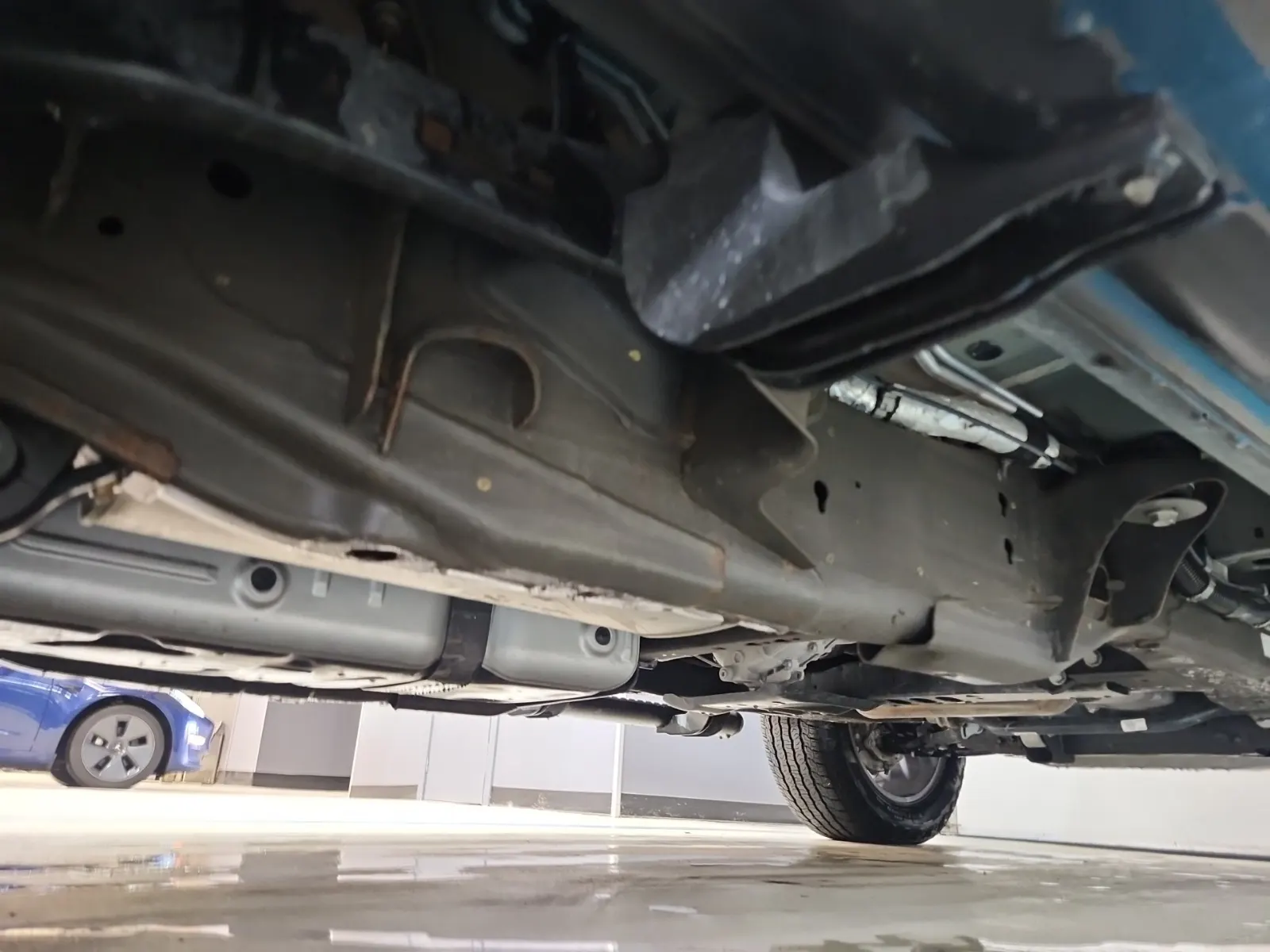 Undercarriage - Passenger Photo