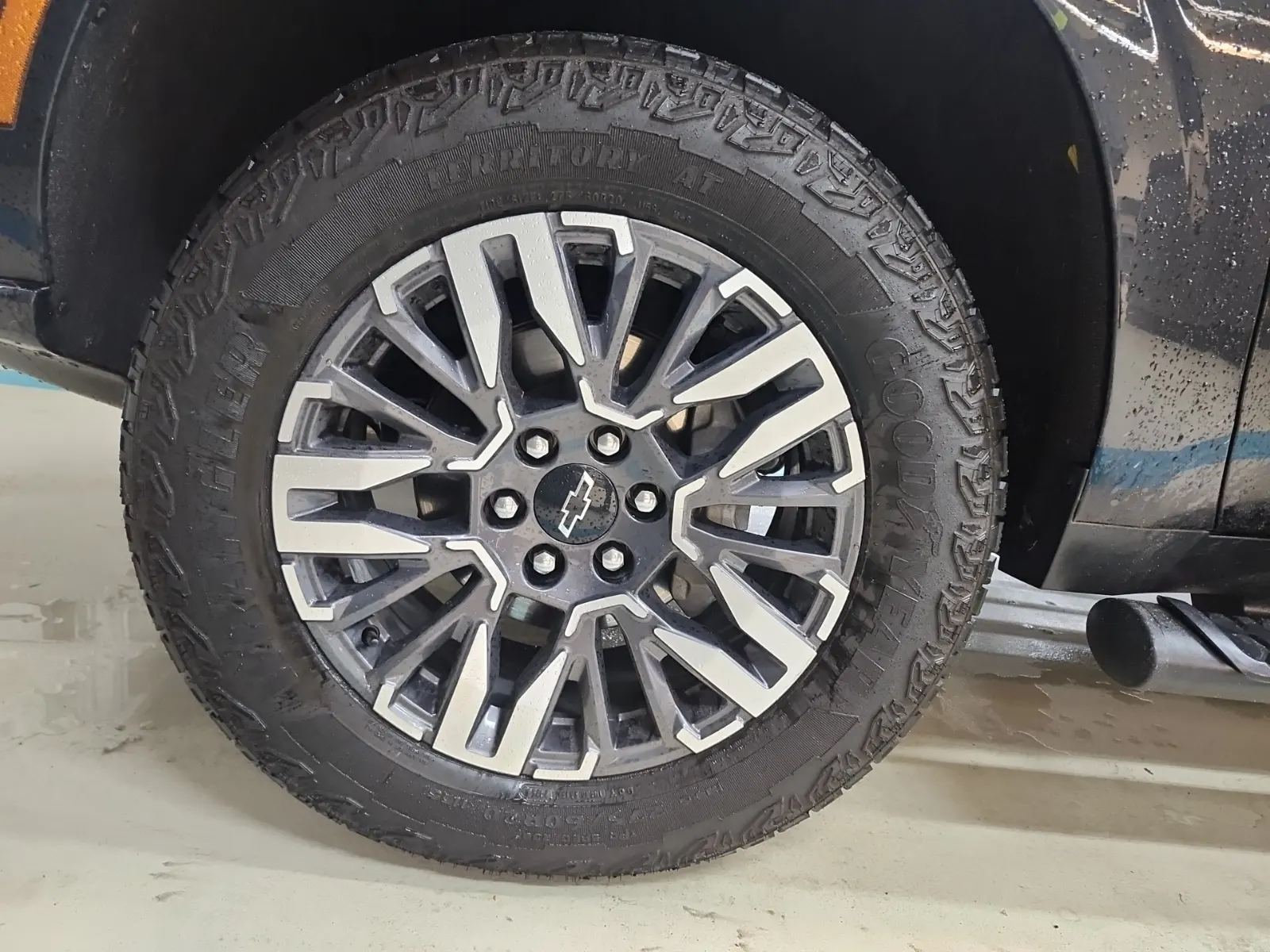 Front driver wheel/tire photo