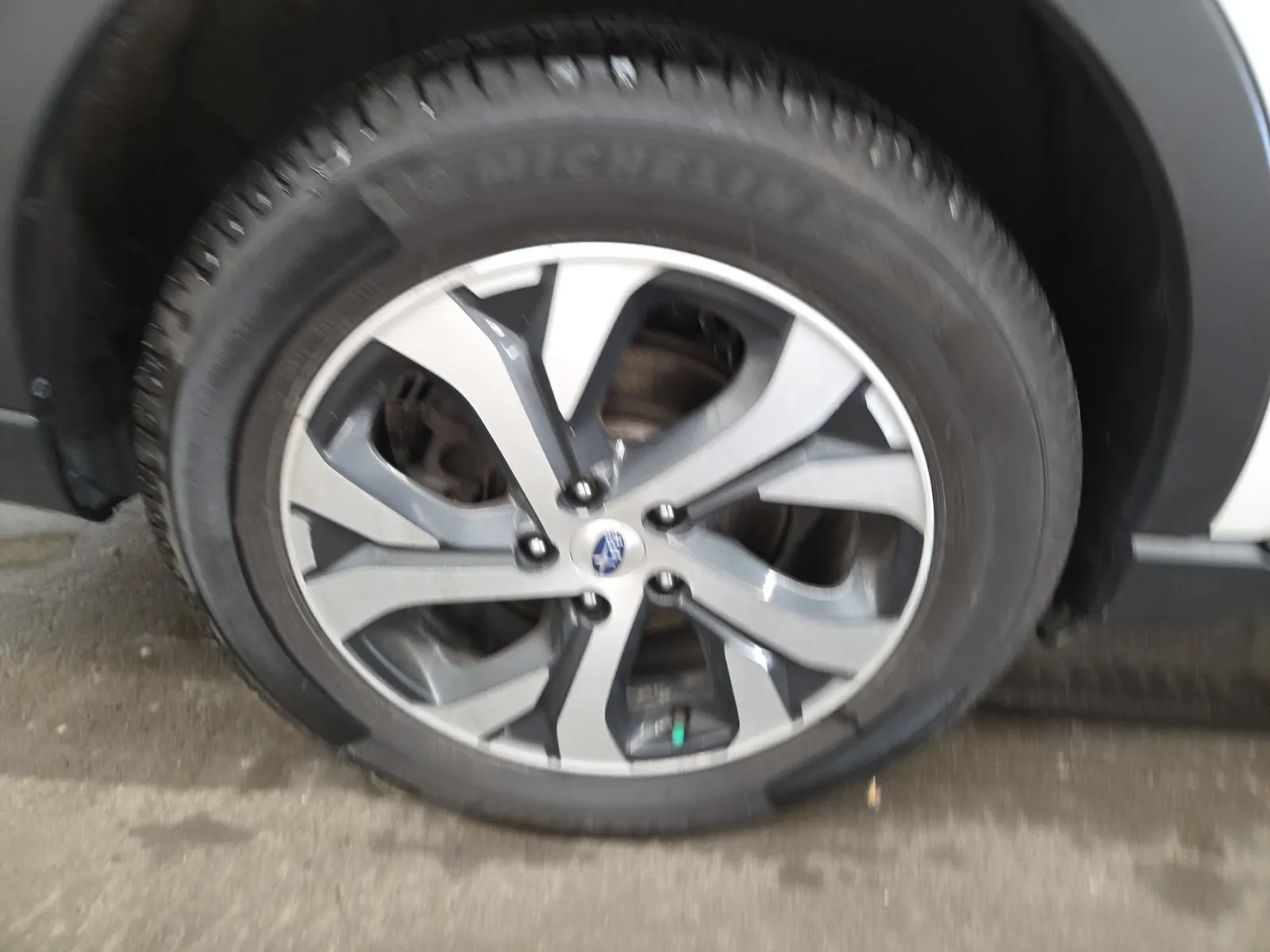 Right Rear Wheel/Tire Photo