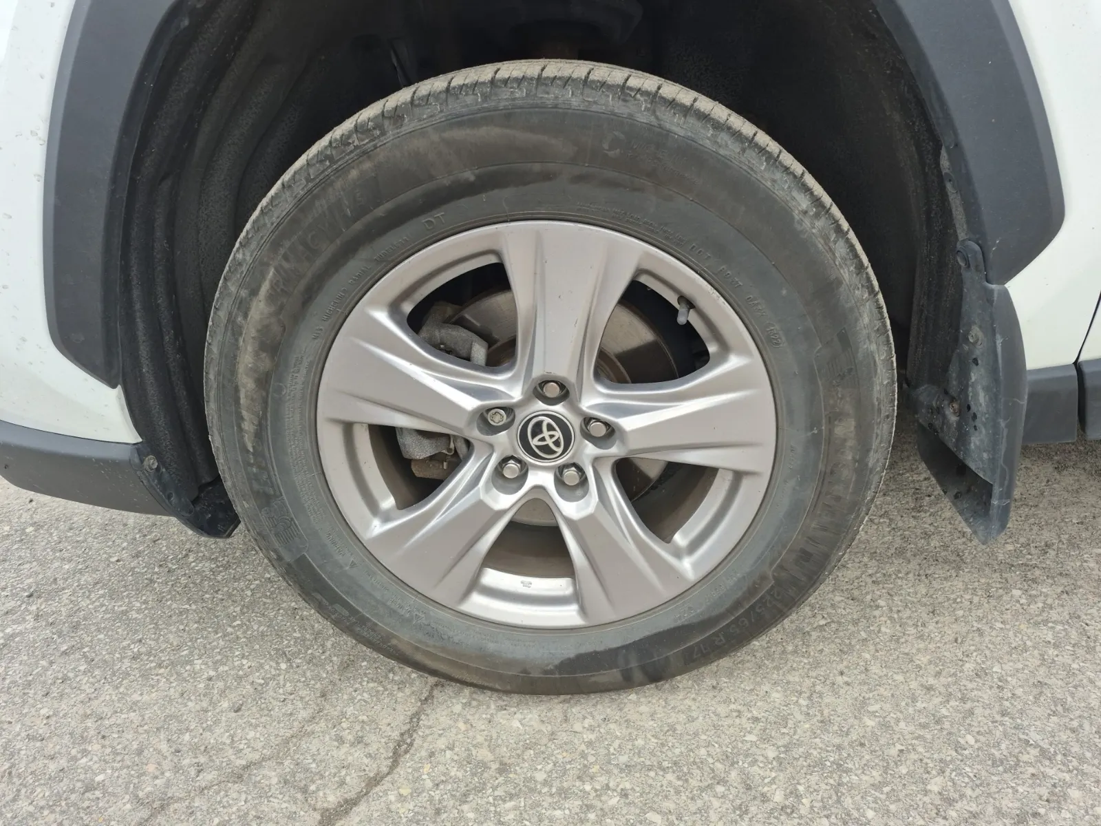 Front driver wheel/tire photo