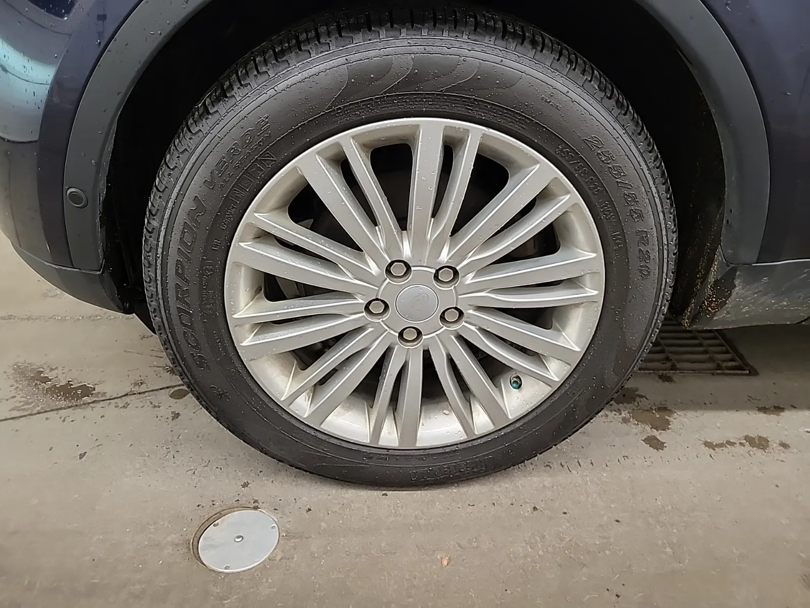 Front driver wheel/tire photo