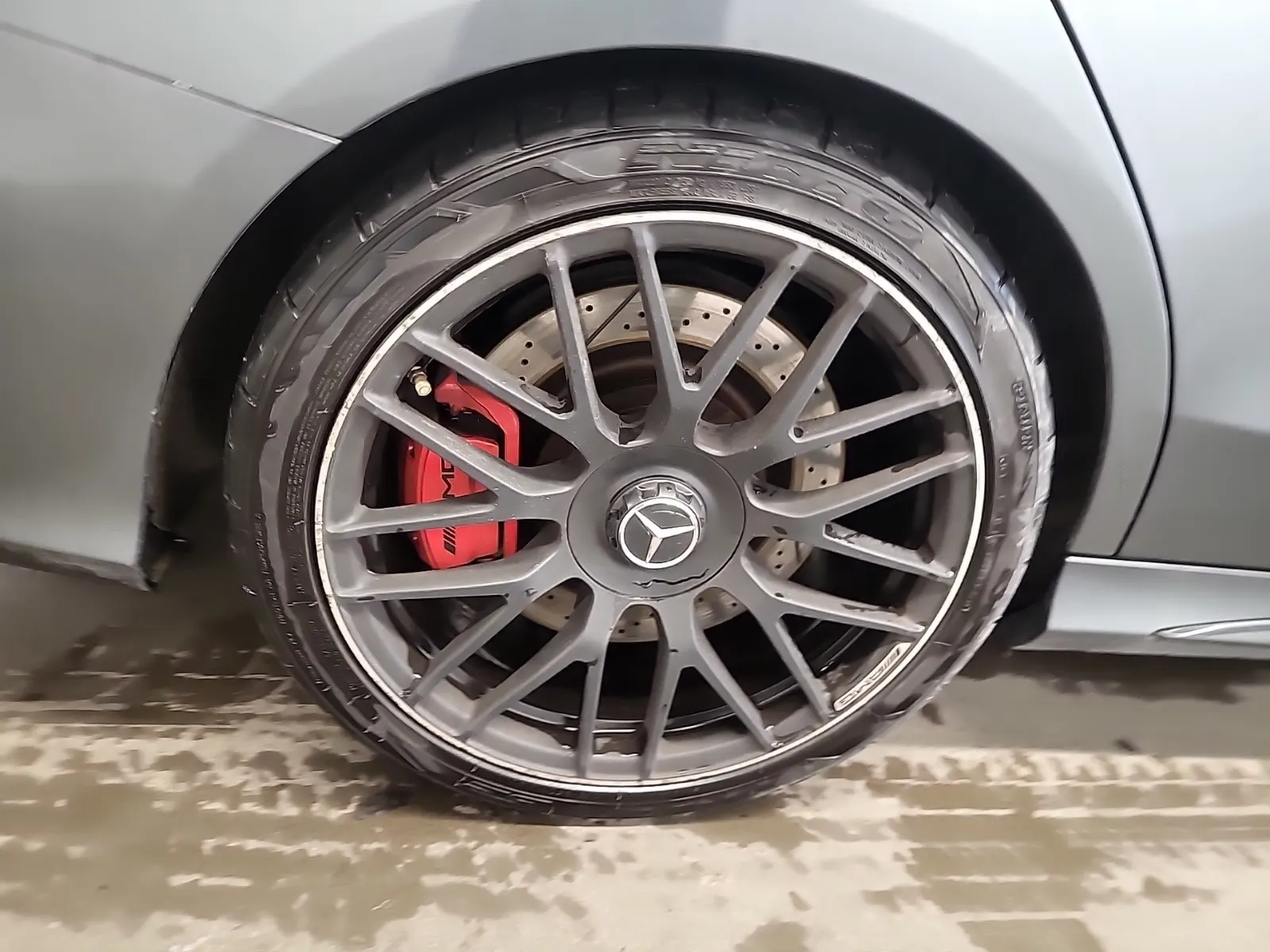 Right Rear Wheel/Tire Photo