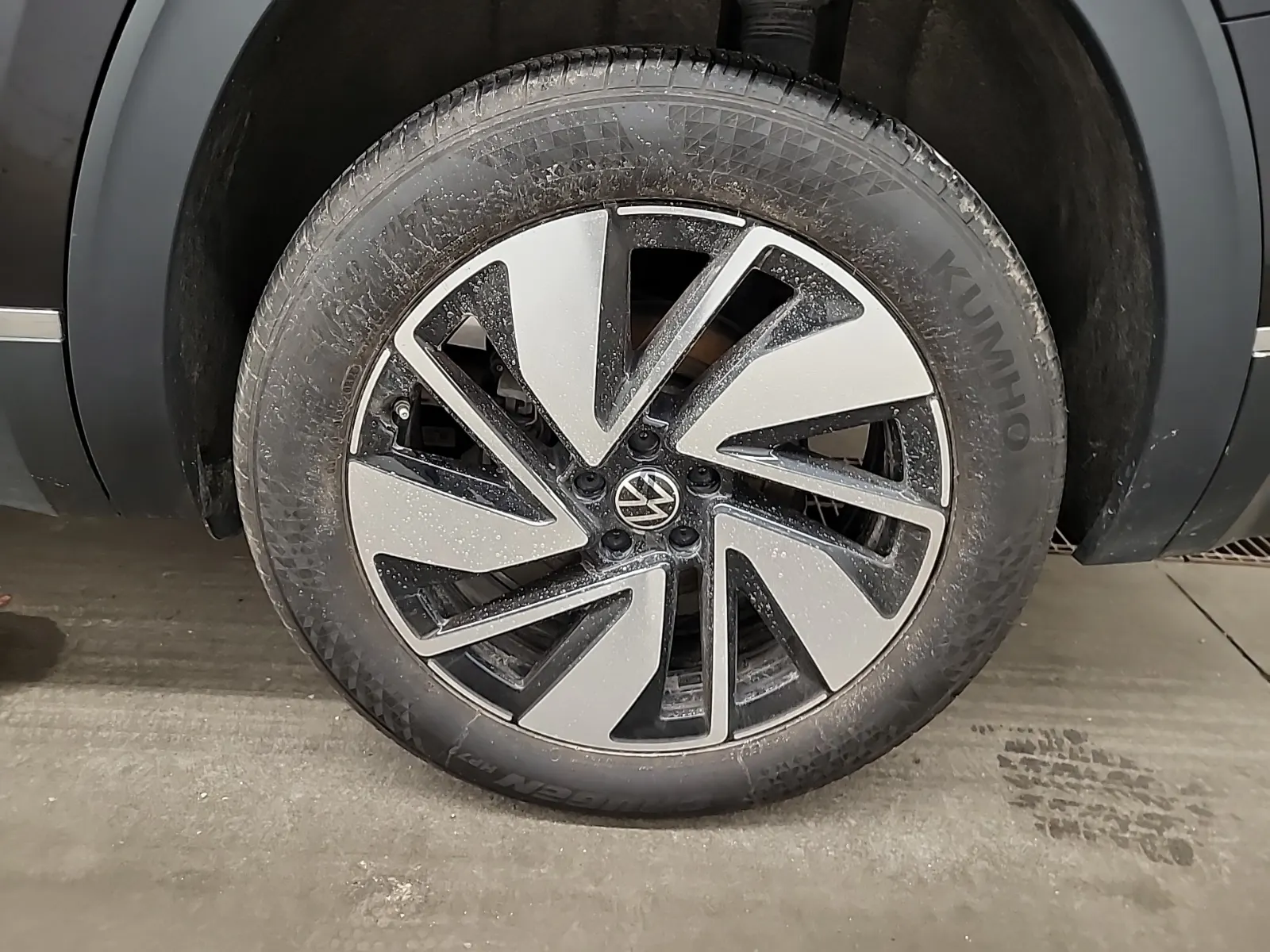 Left Rear Wheel/Tire Photo