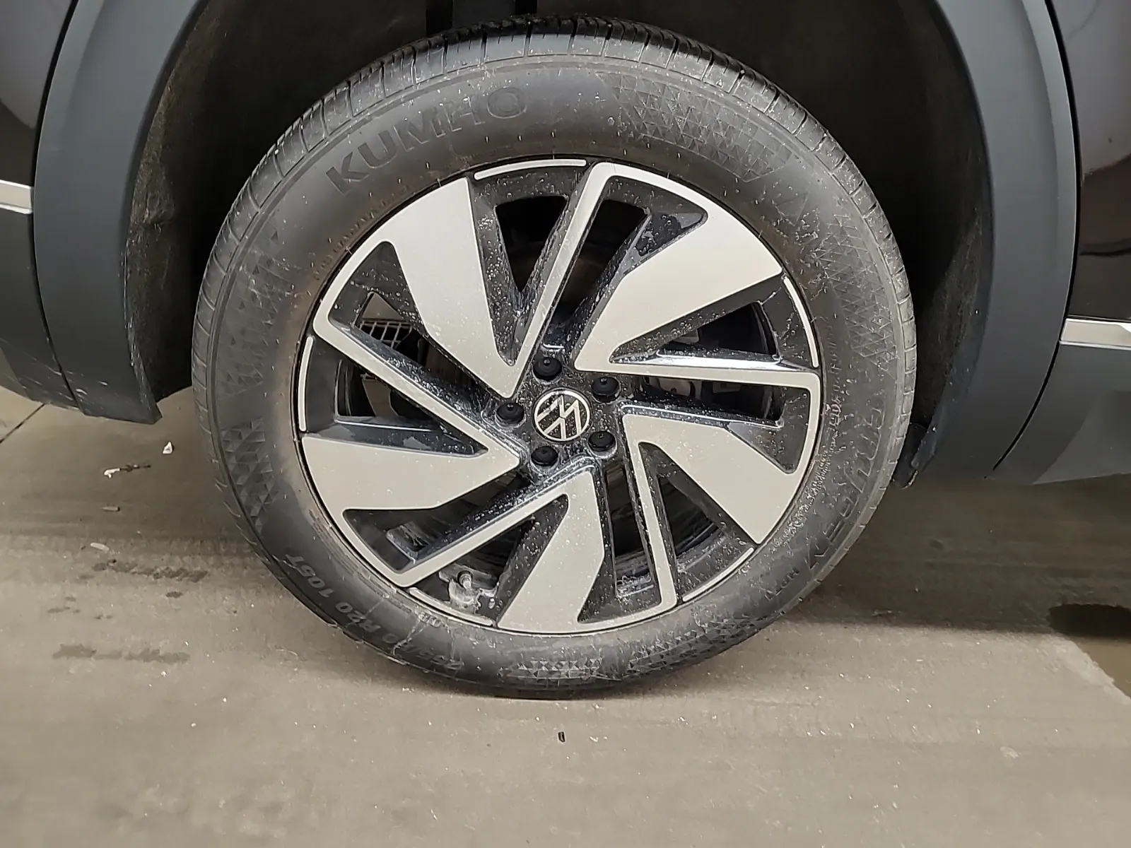 Right Rear Wheel/Tire Photo