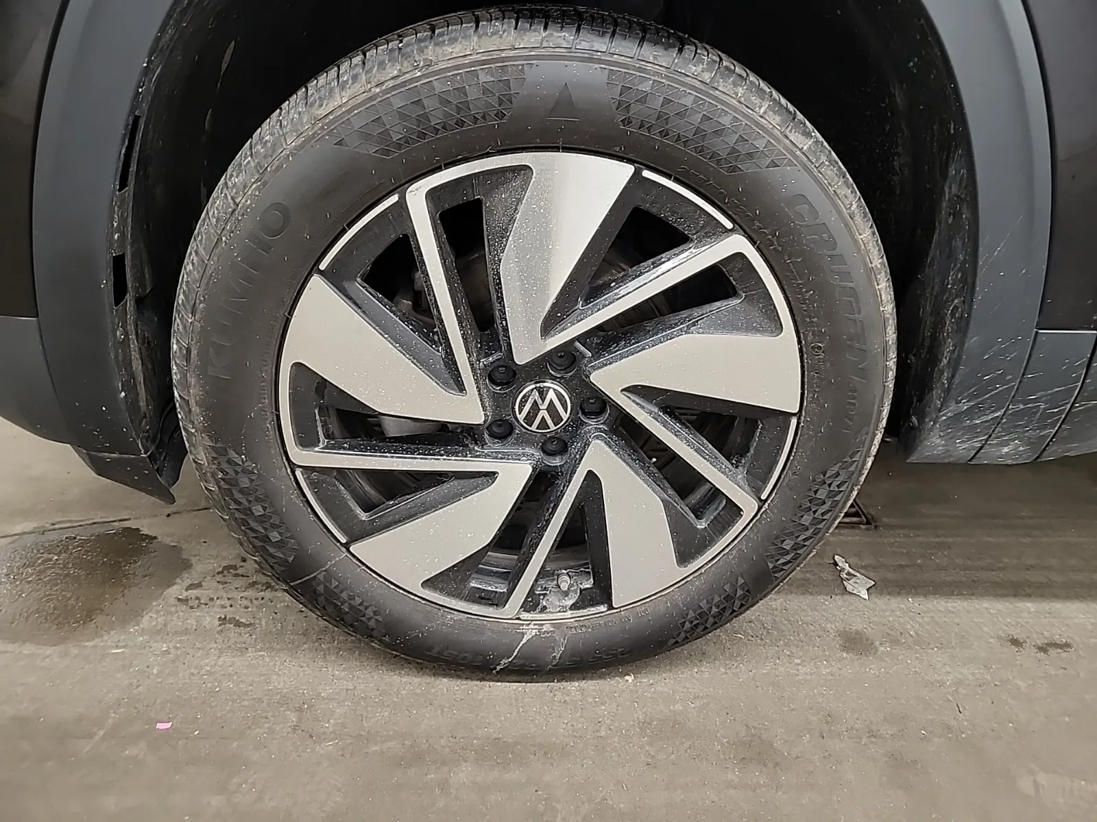Front driver wheel/tire photo