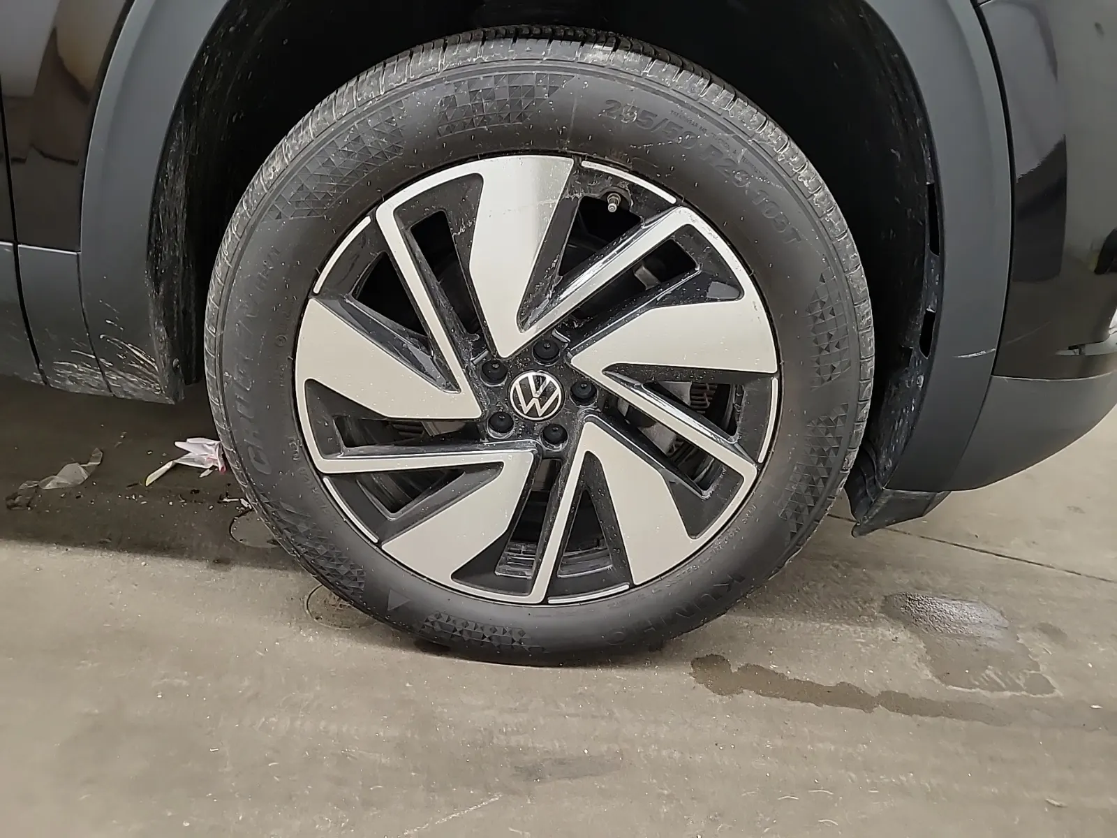 Right Front Wheel/Tire Photo