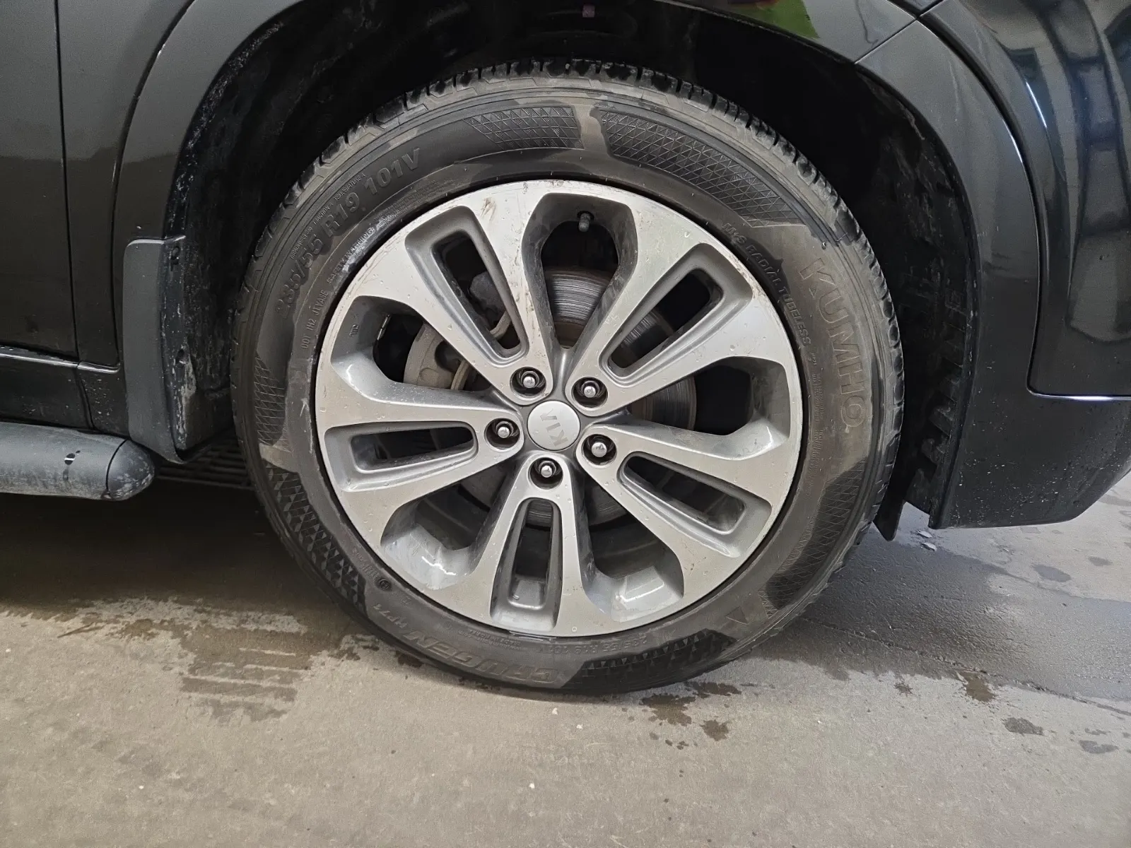 Right Front Wheel/Tire Photo