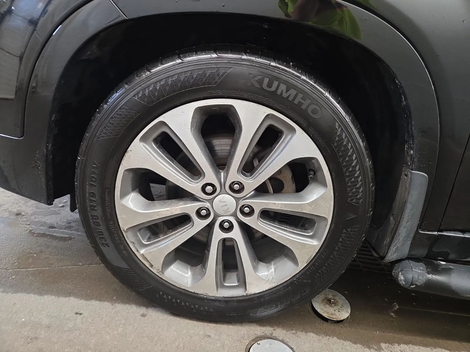 Front driver wheel/tire photo