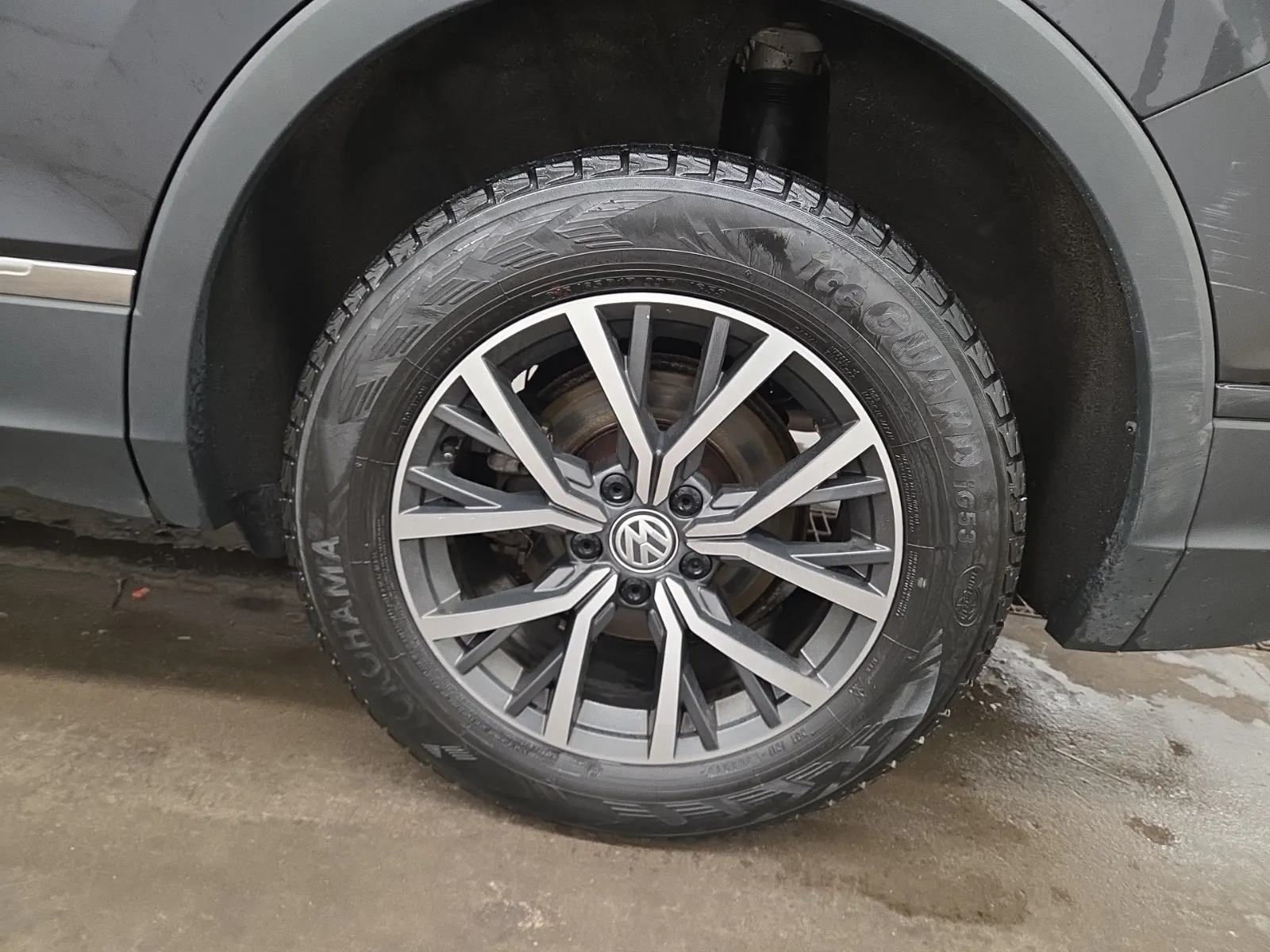 Left Rear Wheel/Tire Photo