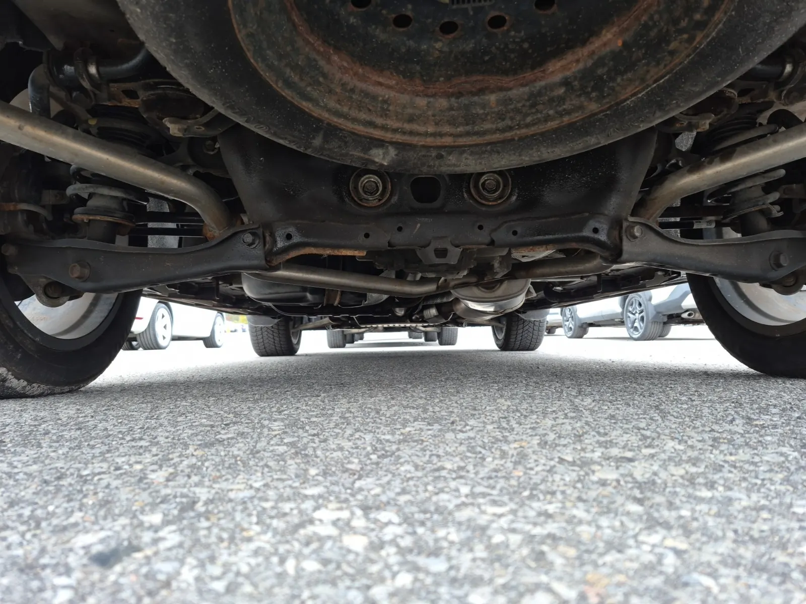 Undercarriage - Rear Photo