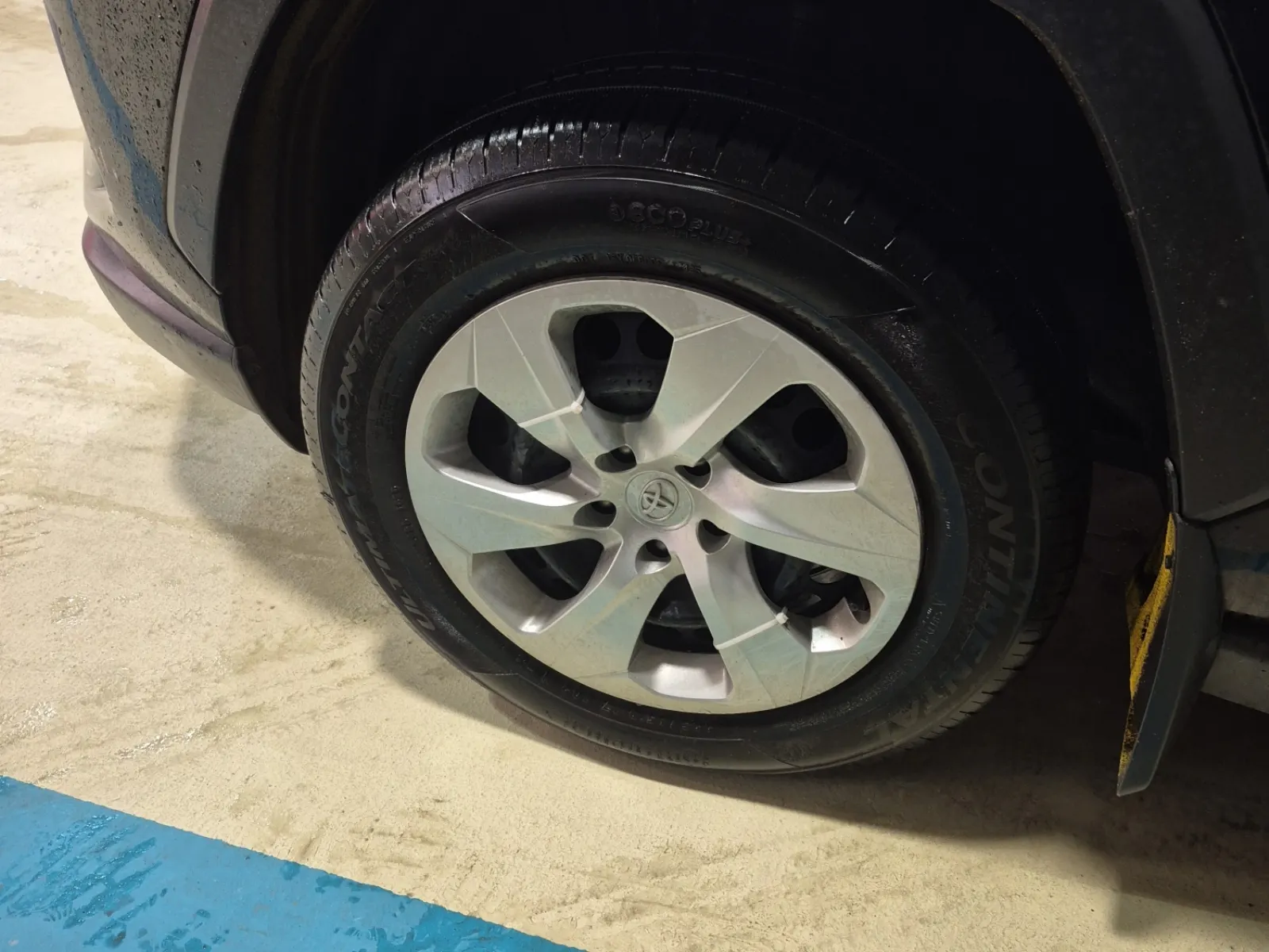 Front driver wheel/tire photo