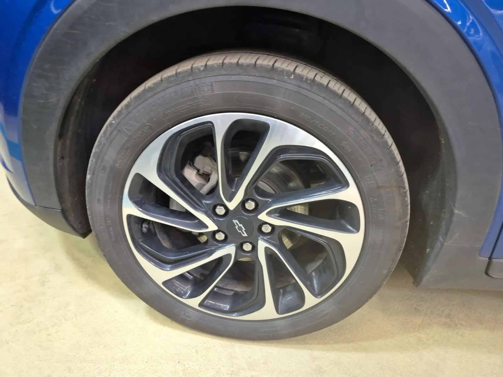 Front driver wheel/tire photo