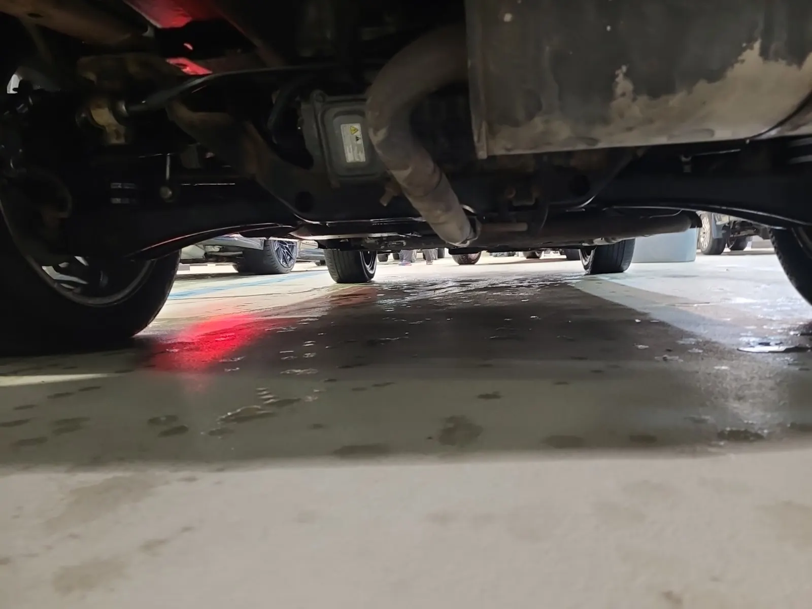 Undercarriage - Rear Photo
