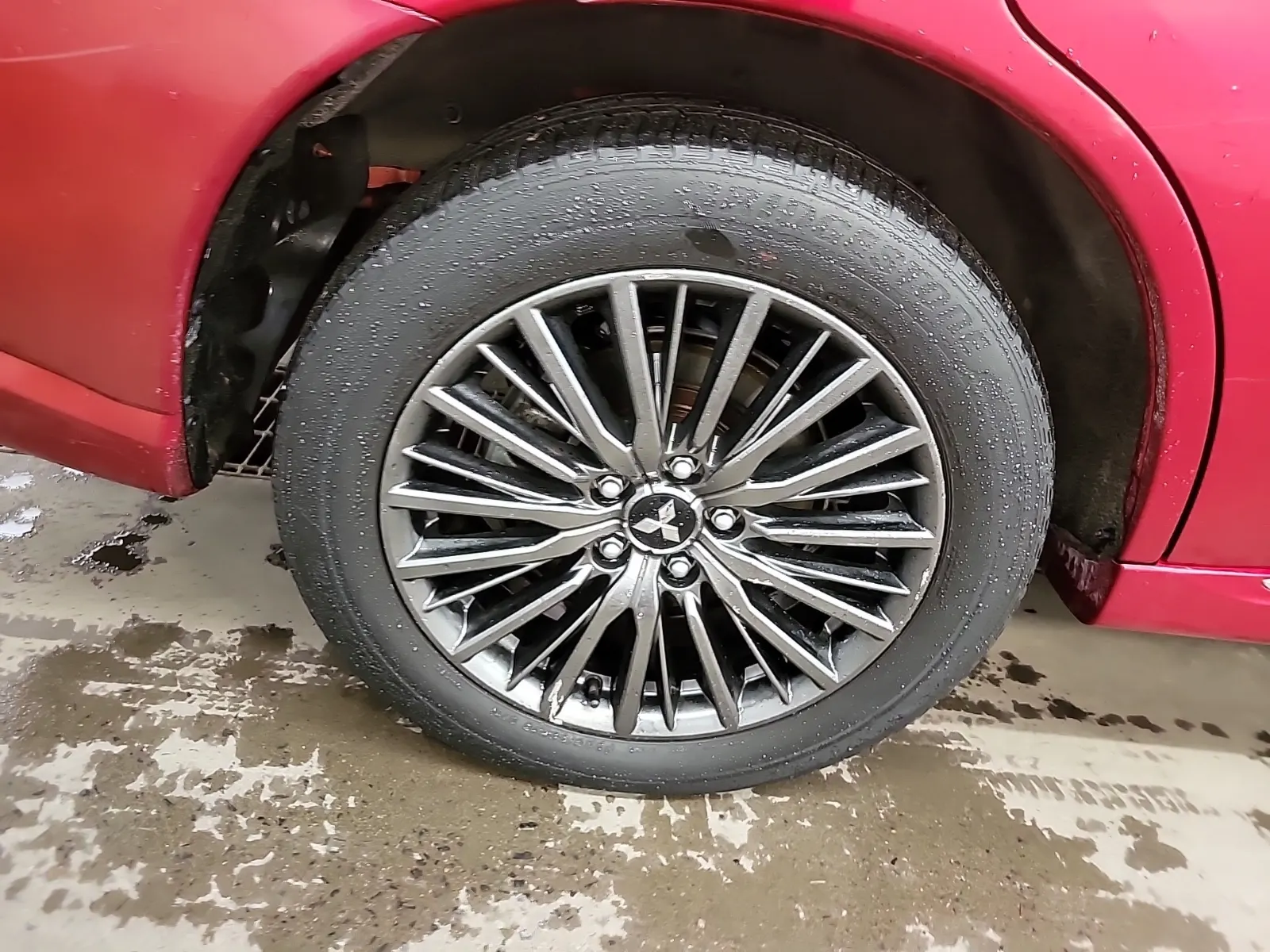 Right Rear Wheel/Tire Photo