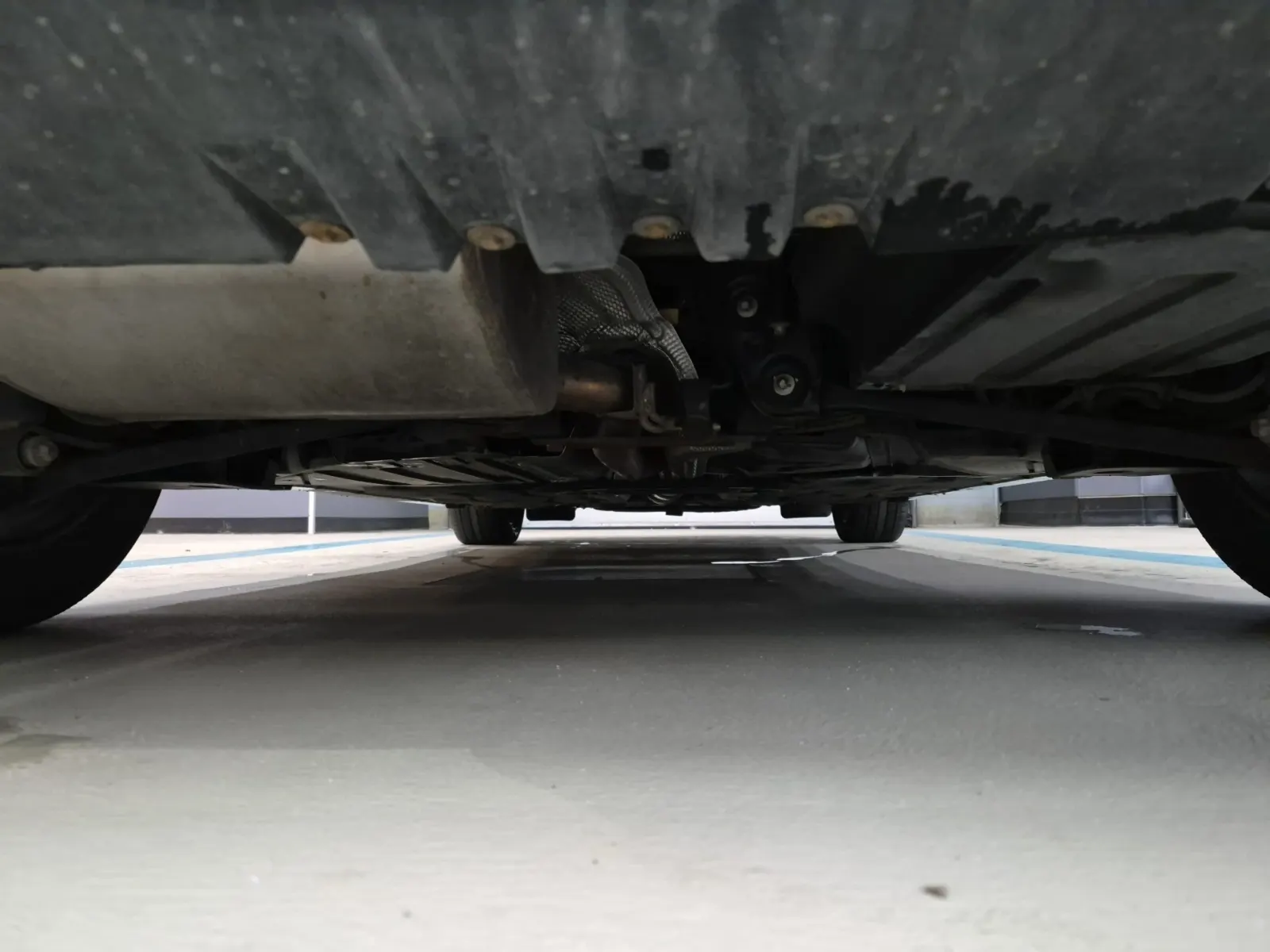 Undercarriage - Rear Photo