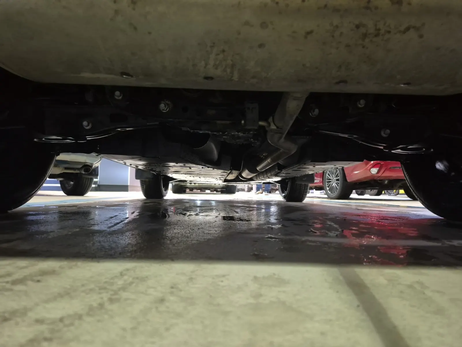 Undercarriage - Rear Photo