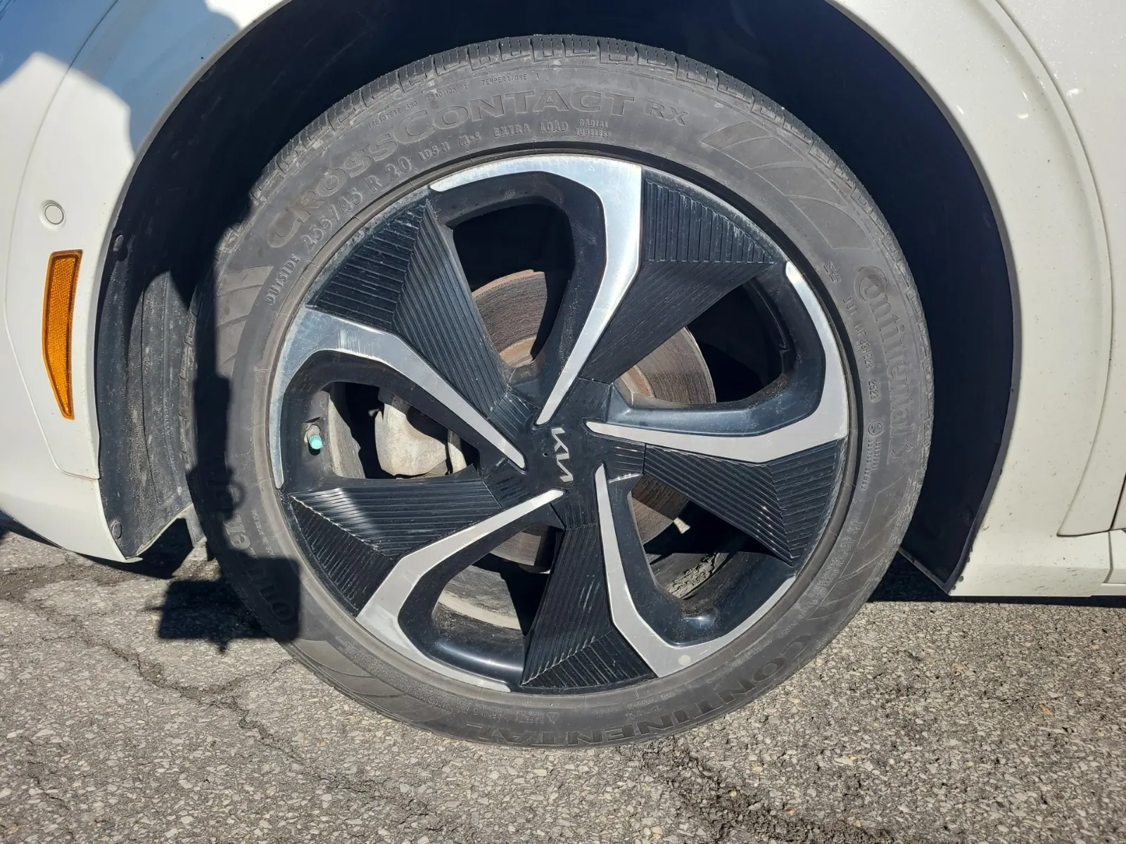 Front driver wheel/tire photo