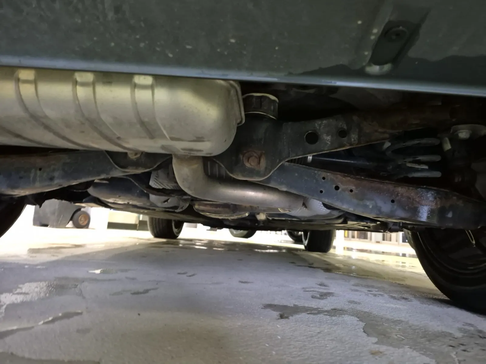 Undercarriage - Rear Photo