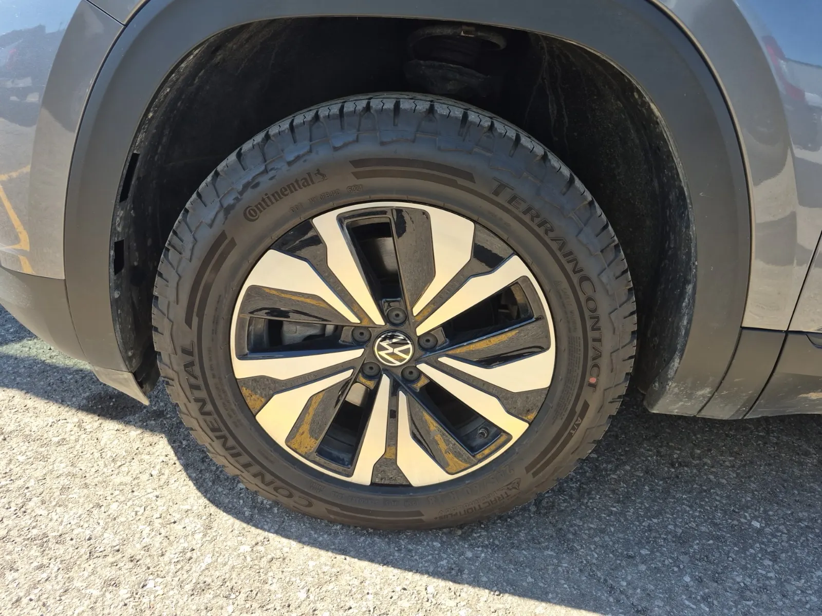 Front driver wheel/tire photo