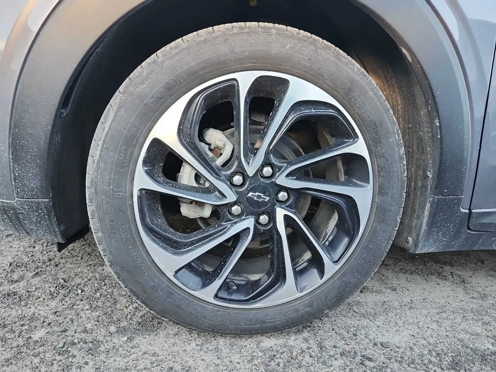 Front driver wheel/tire photo