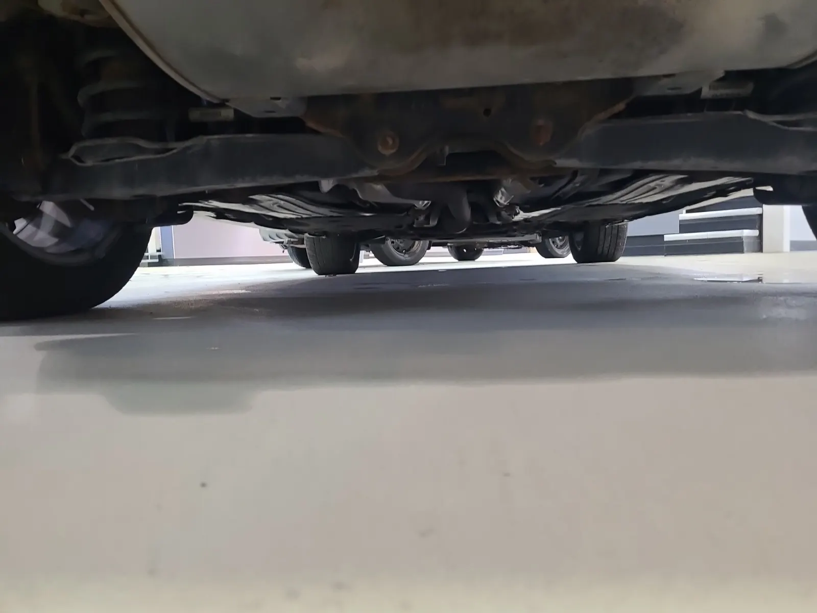 Undercarriage - Rear Photo