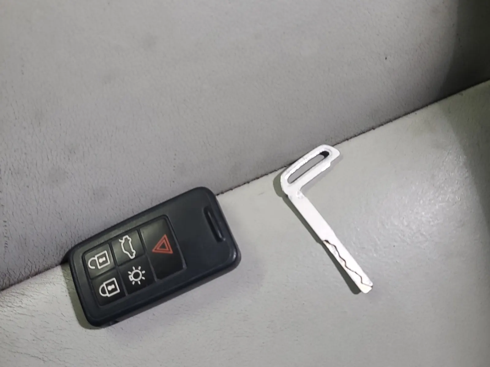 Keys/Fobs/Manual Photo