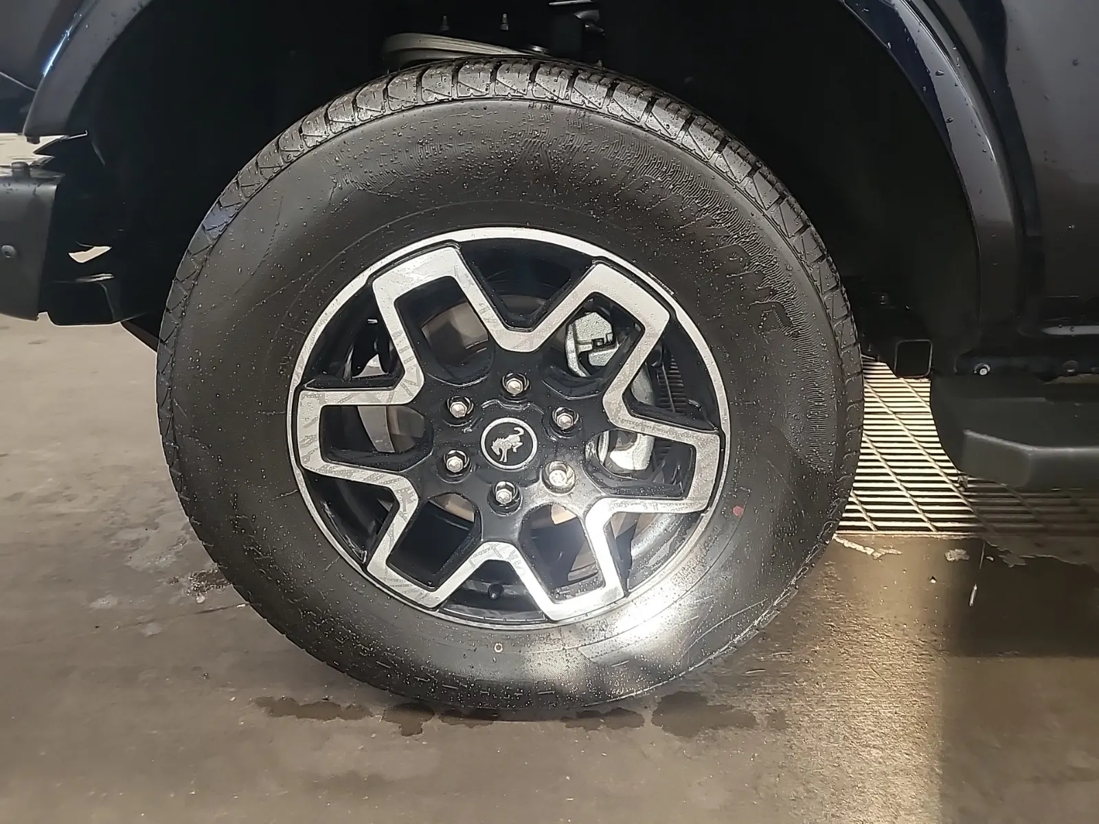 Front driver wheel/tire photo
