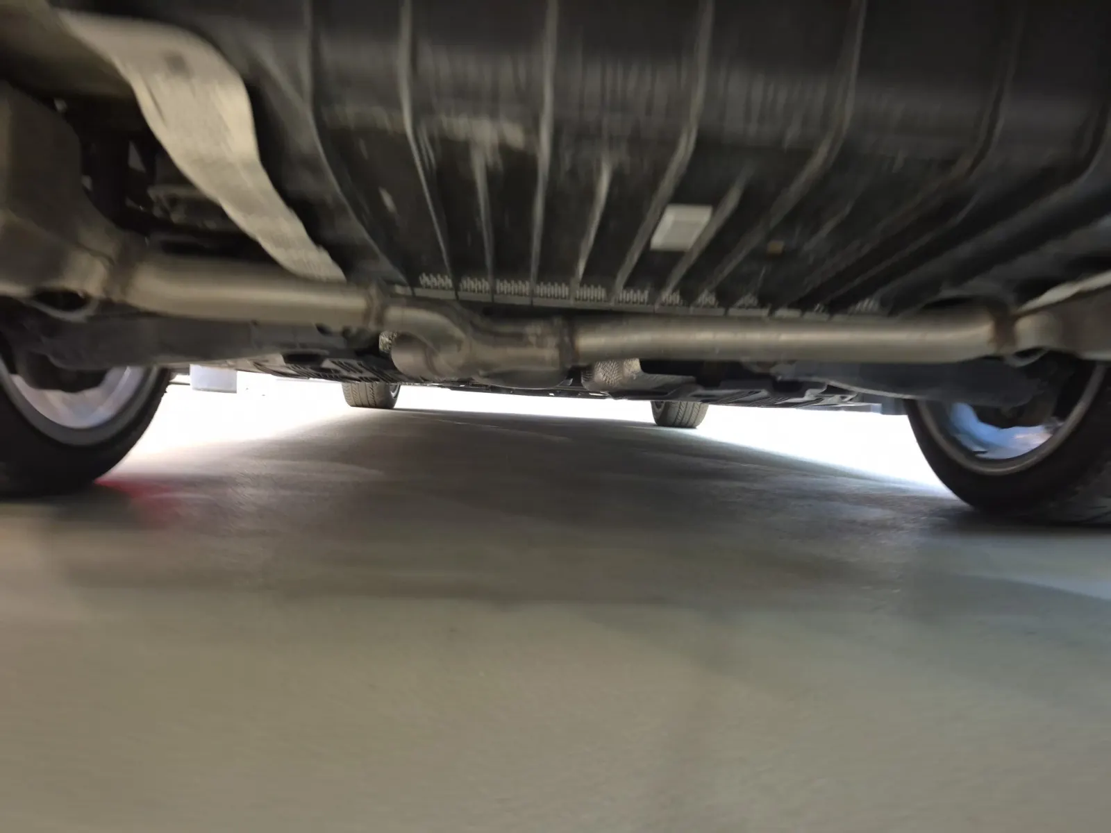 Undercarriage - Rear Photo