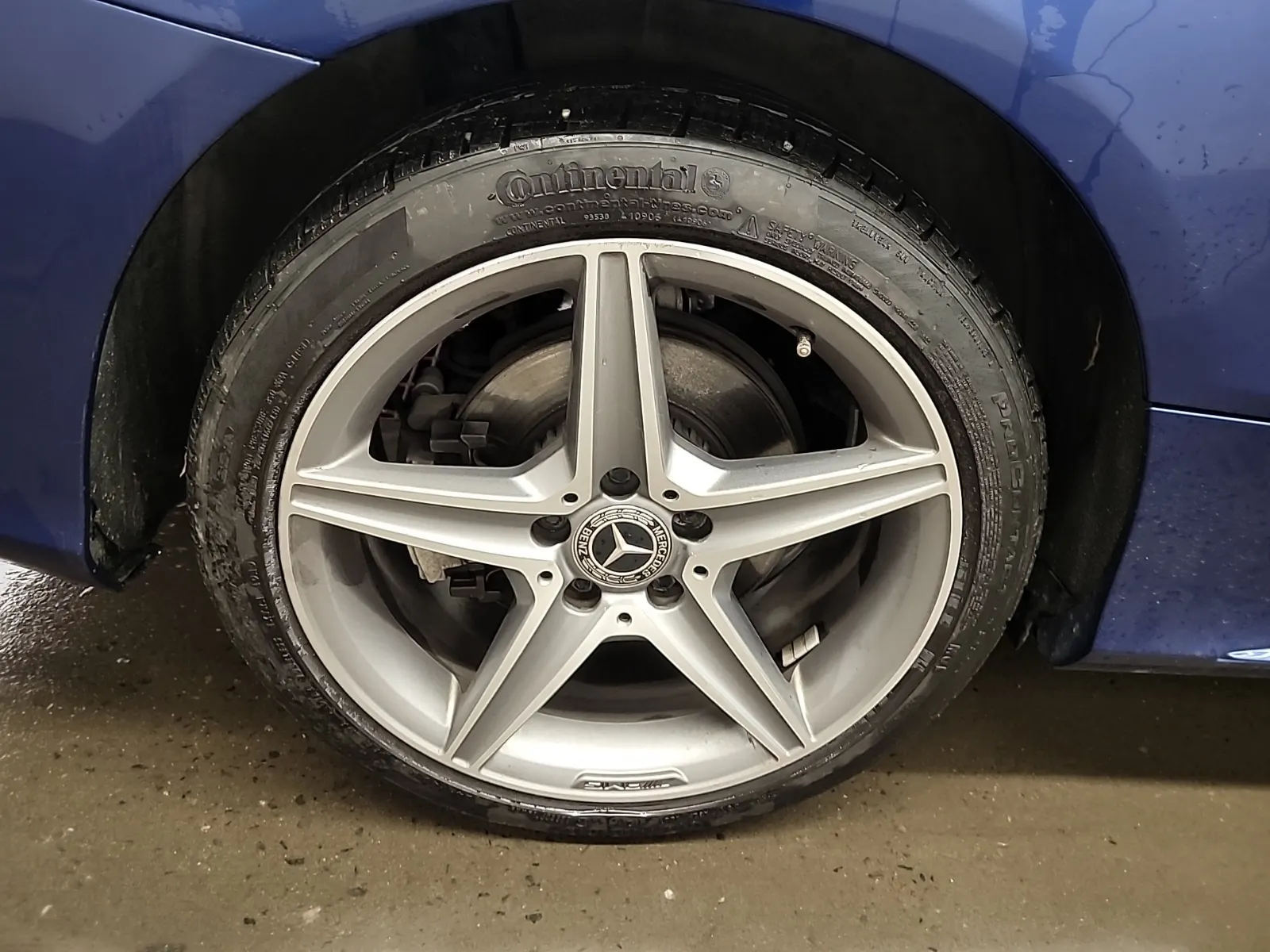 Right Rear Wheel/Tire Photo
