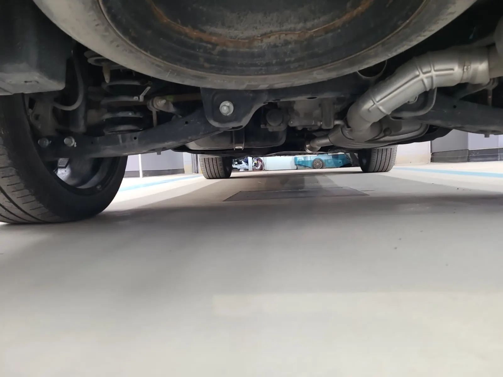 Undercarriage - Rear Photo
