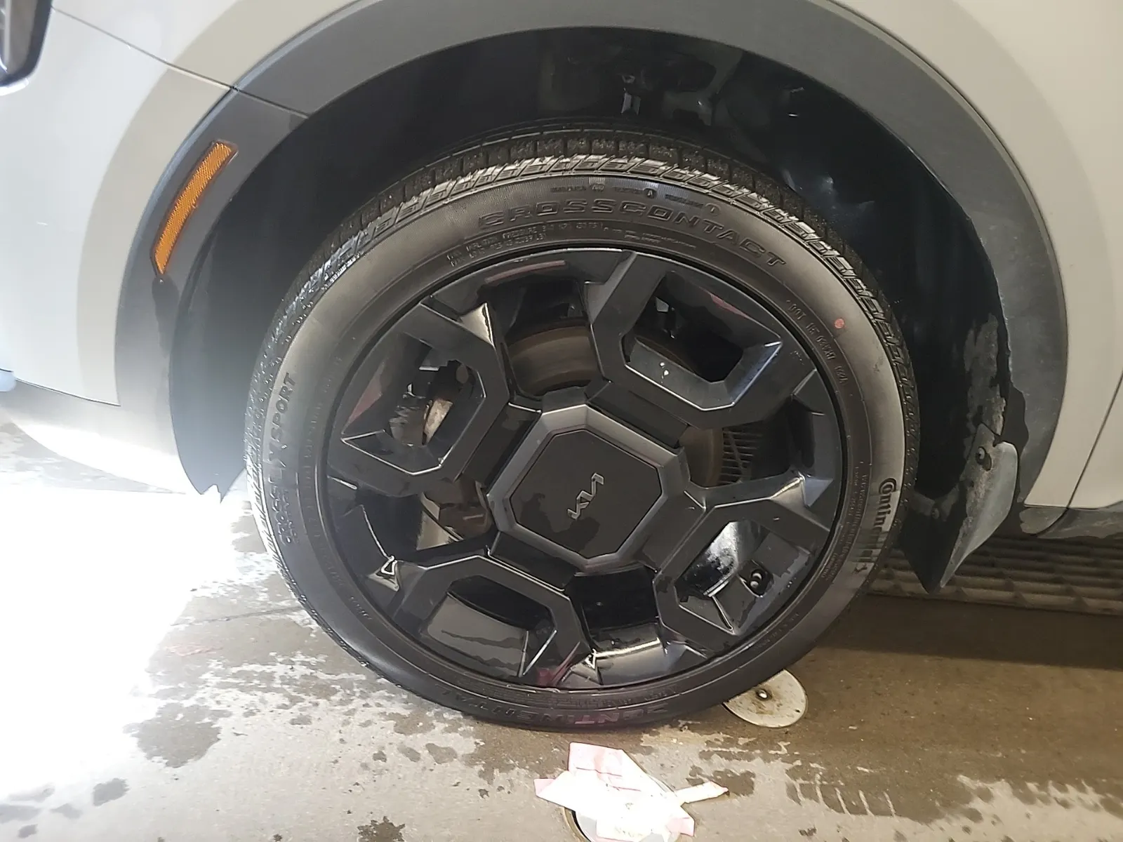 Front driver wheel/tire photo