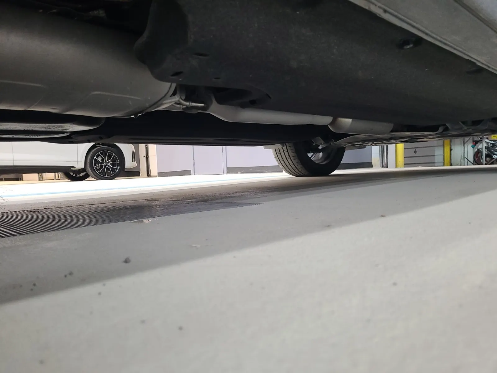 Undercarriage - Passenger Photo