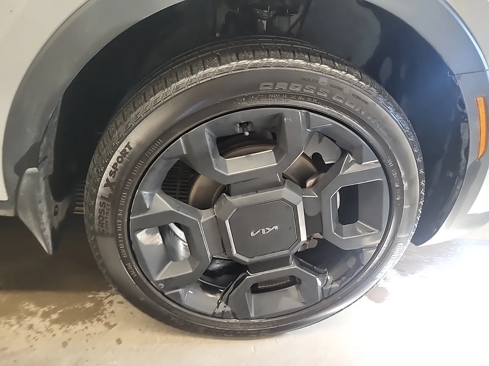 Right Front Wheel/Tire Photo