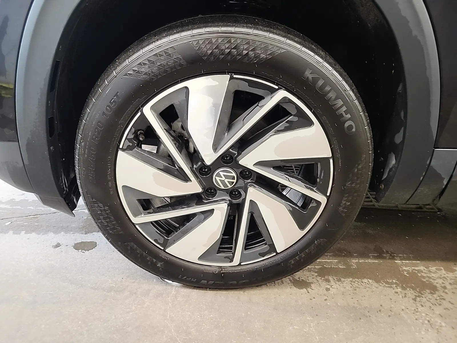 Front driver wheel/tire photo