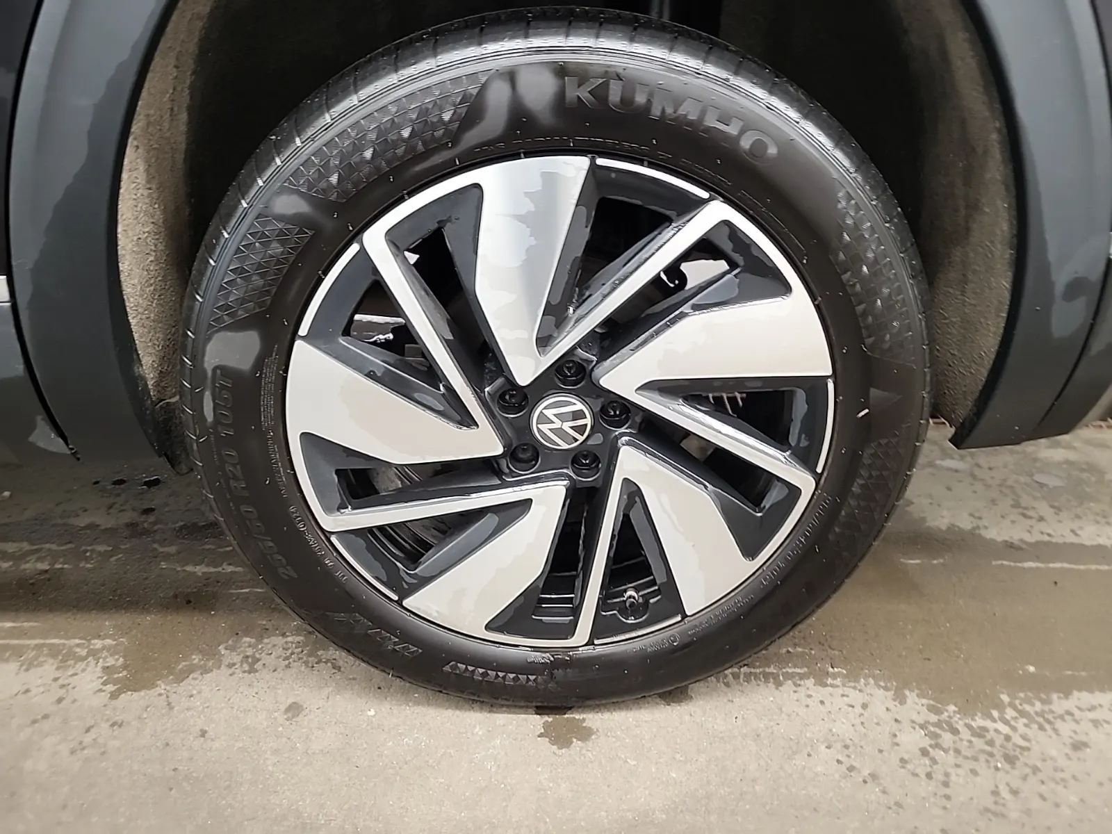 Left Rear Wheel/Tire Photo